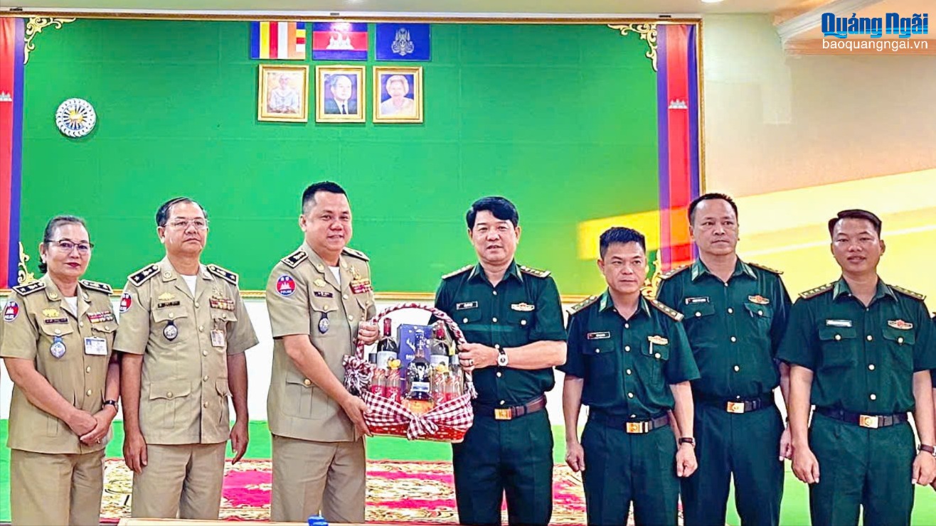 Ban Chỉ huy Bộ đội Biên phòng tỉnh chúc Tết lực lượng vũ trang tỉnh Rattanakiri