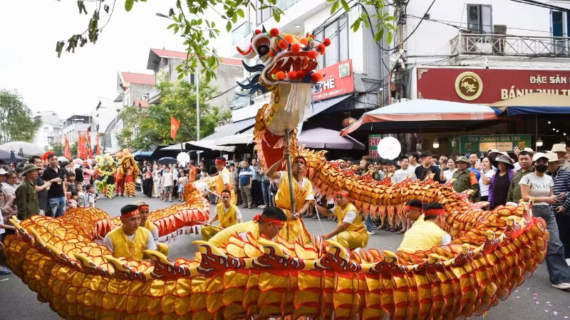 Hàng vạn du khách trảy hội Đền Đô, tri ân công đức các vị vua triều Lý