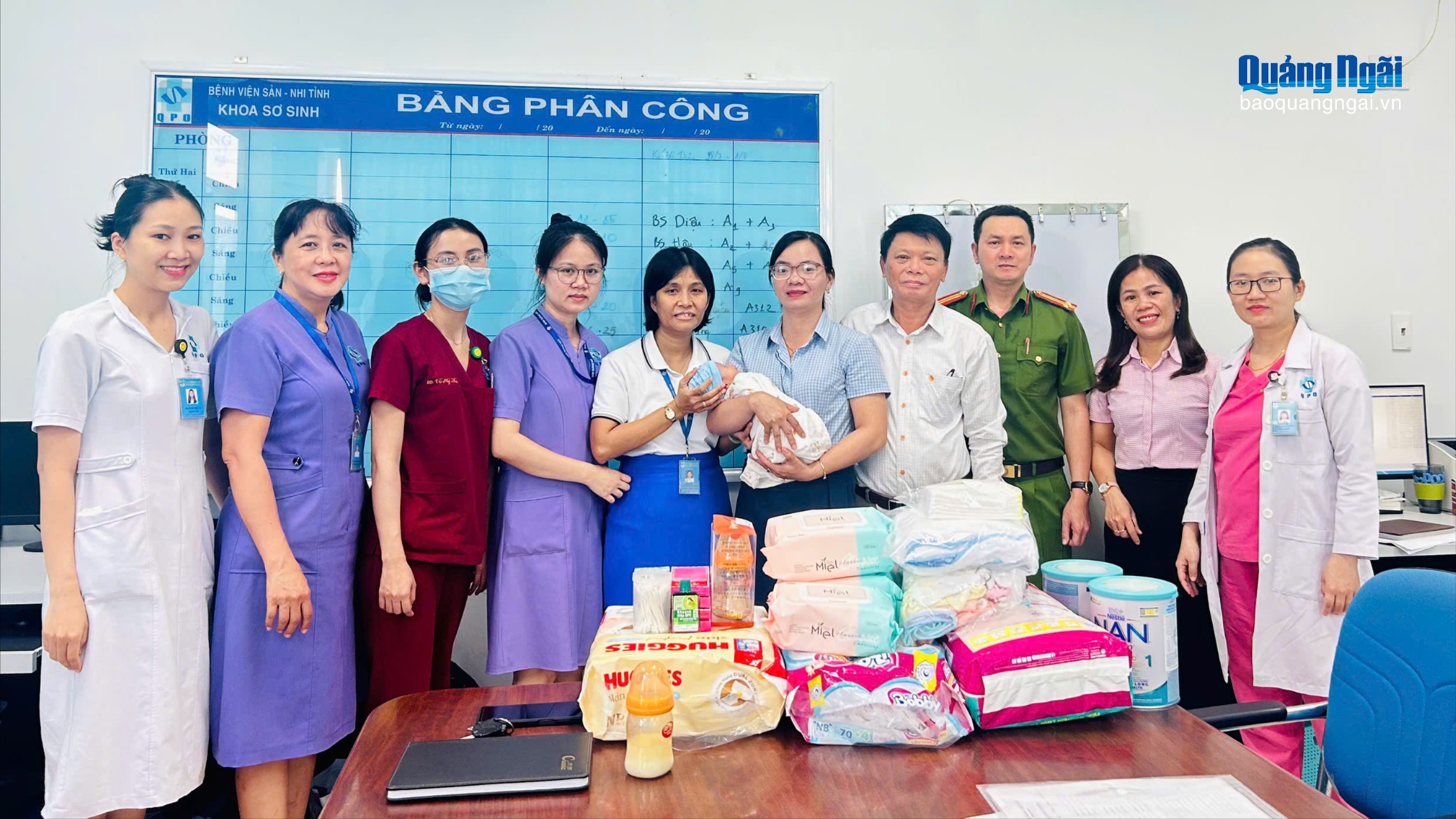 Bệnh viện Sản - Nhi tỉnh bàn giao trẻ sơ sinh bị bỏ rơi