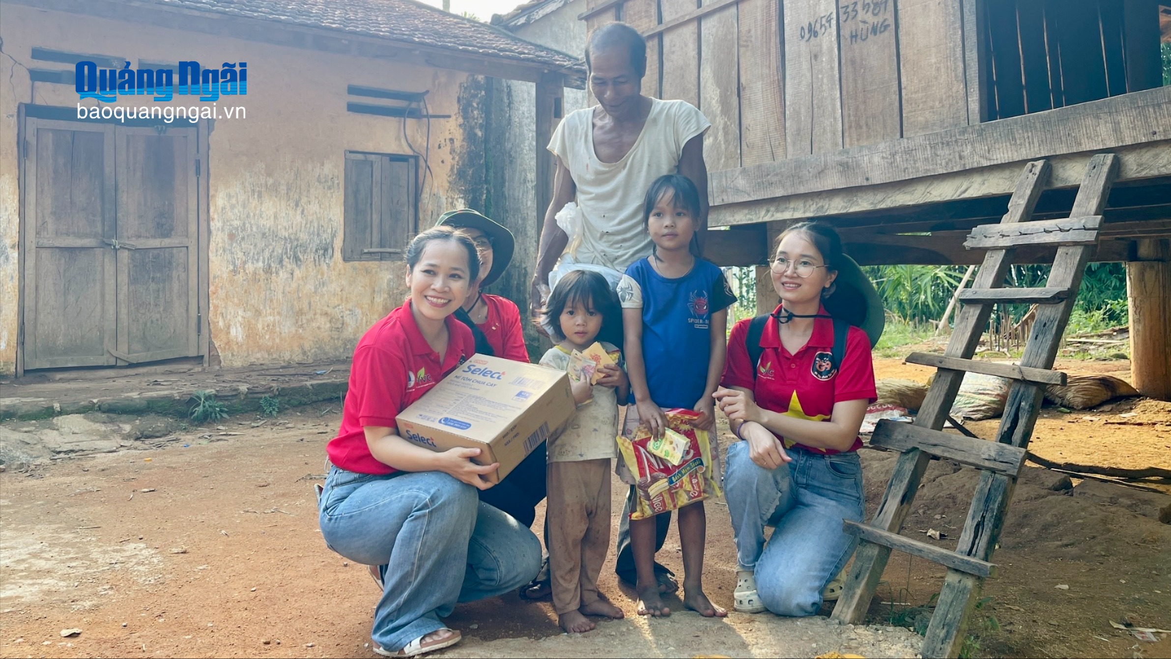 Trao gần 300 suất quà cho người dân bị ảnh hưởng bão lũ