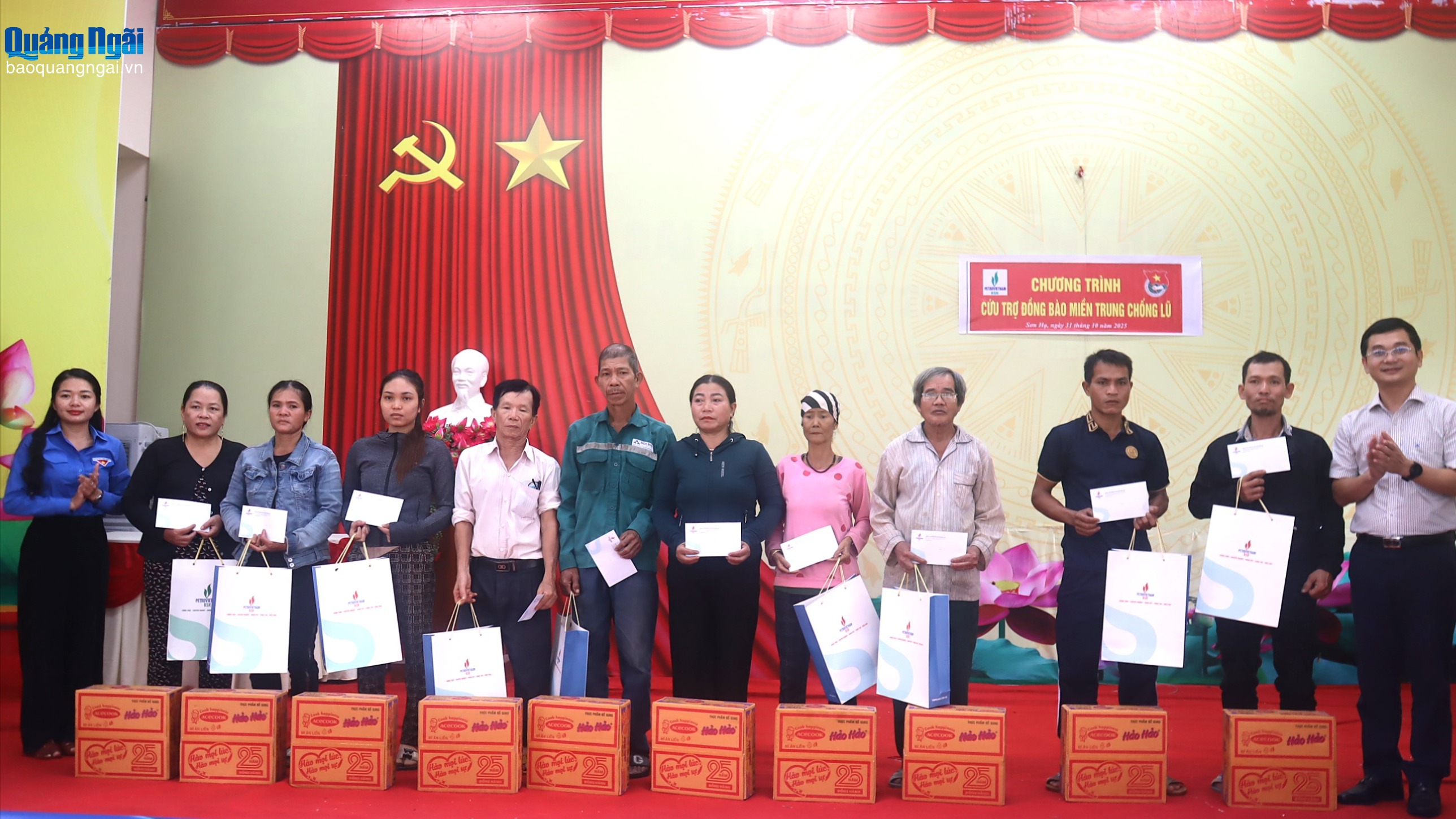 Tặng 100 phần quà cho người dân xã Sơn Hạ bị thiệt hại do mưa lũ