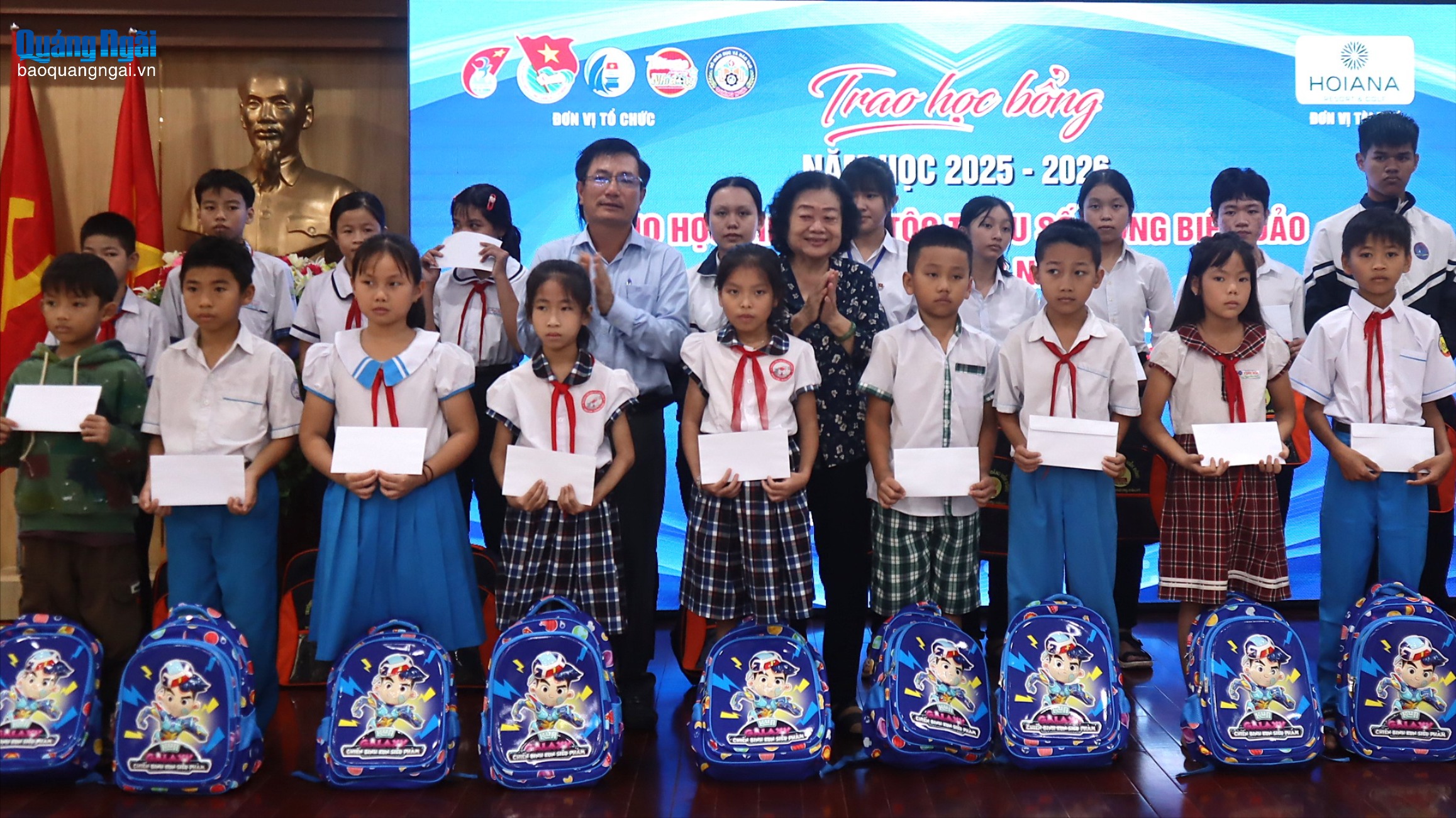 Trao học bổng cho học sinh dân tộc thiểu số và vùng biển đảo