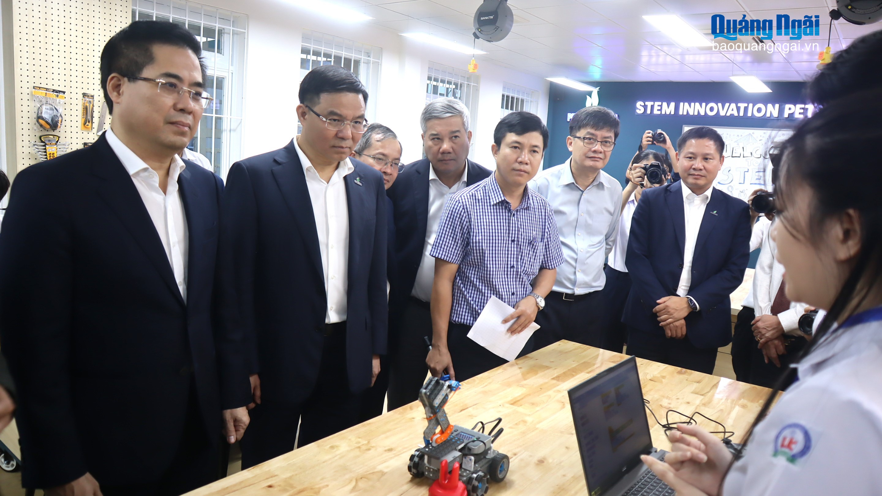 Khánh thành phòng thực hành giáo dục STEM tại Trường THPT chuyên Lê Khiết