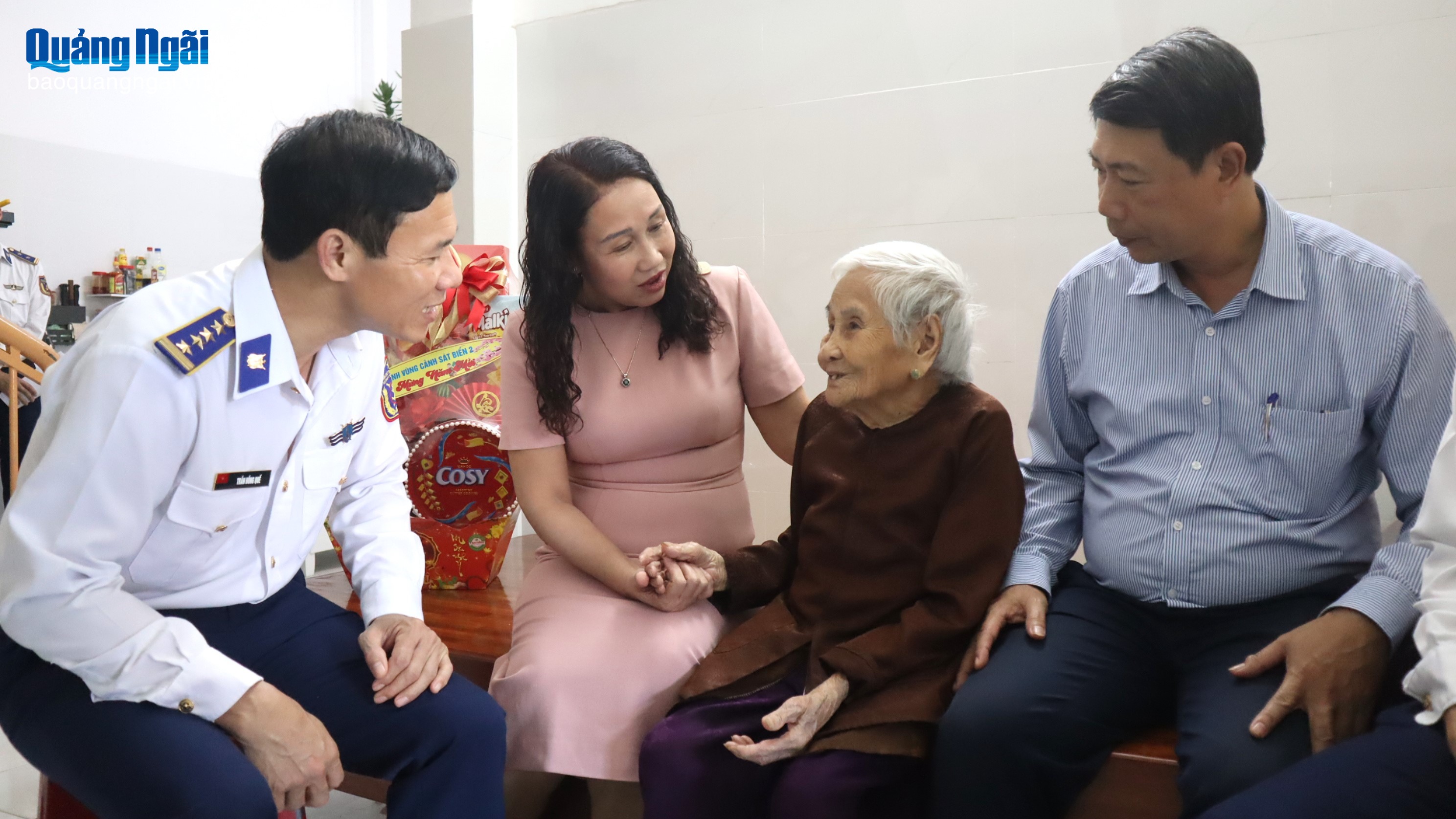 Thăm, tặng quà Mẹ Việt Nam Anh hùng tại xã An Phú và phường Nghĩa Lộ