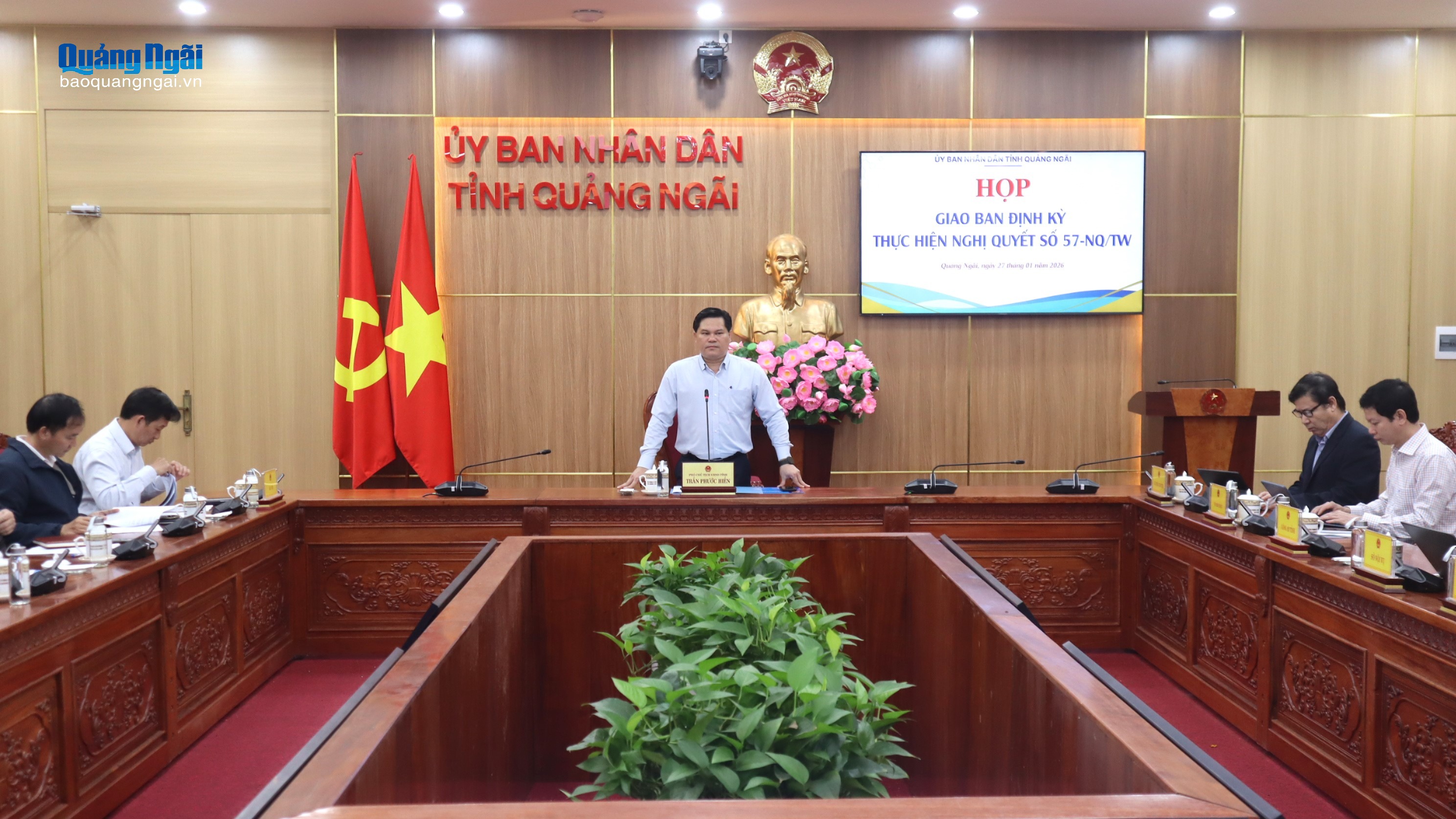 UBND tỉnh làm việc với Sở Y tế về thực hiện Nghị quyết 57-NQ/TW