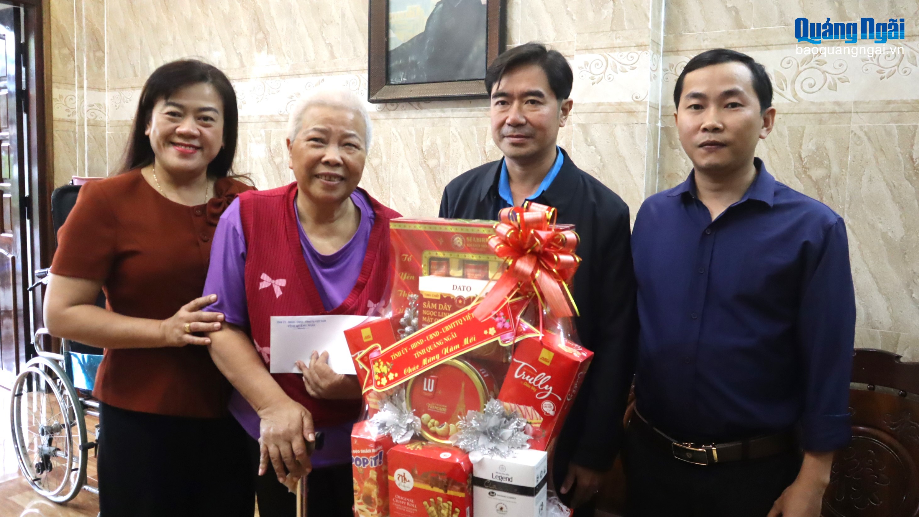 Thăm, tặng quà gia đình các đồng chí nguyên lãnh đạo tỉnh