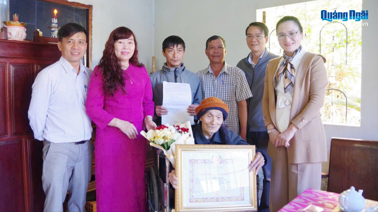 Trao tặng Huy hiệu cho đảng viên 65 năm tuổi Đảng