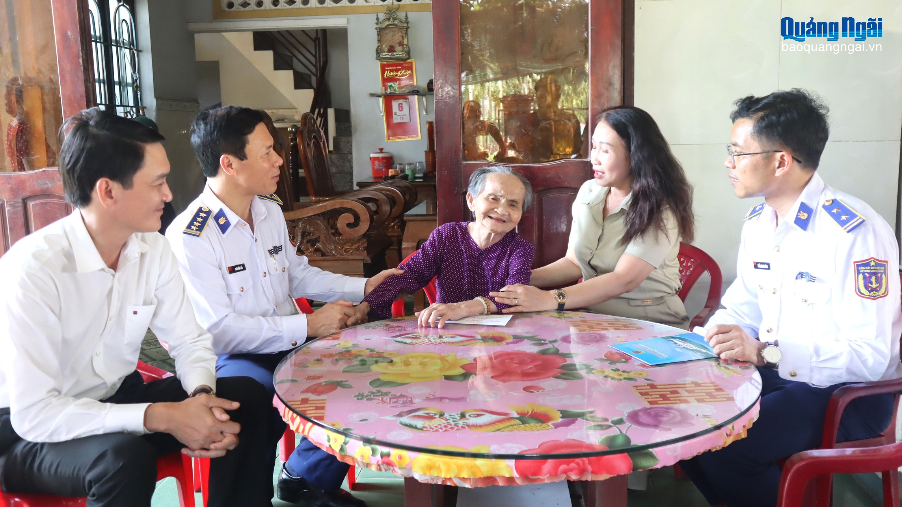 Thăm, tặng quà Tết gia đình chính sách, người có công với cách mạng tại xã Ba Gia