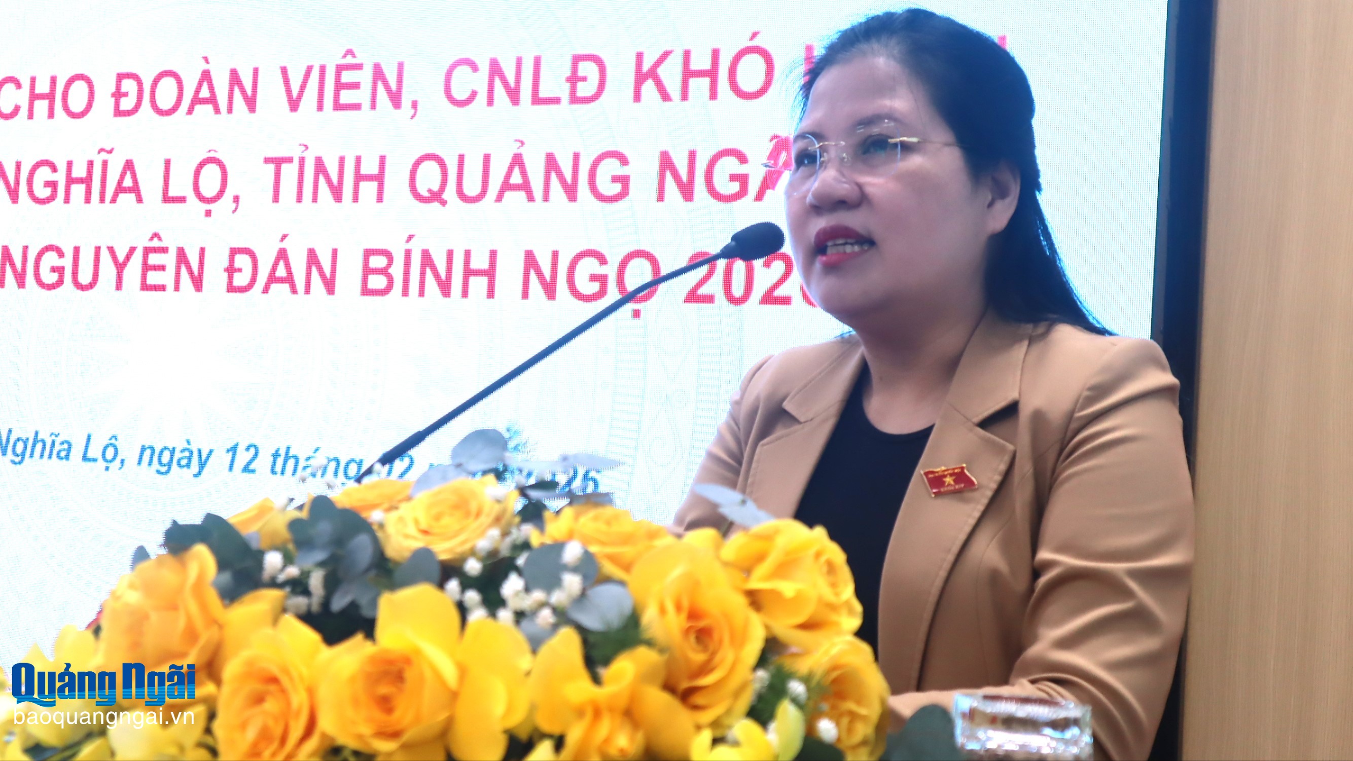 Phó Chủ tịch Hội đồng Dân tộc của Quốc hội tặng quà đoàn viên, công nhân, lao động