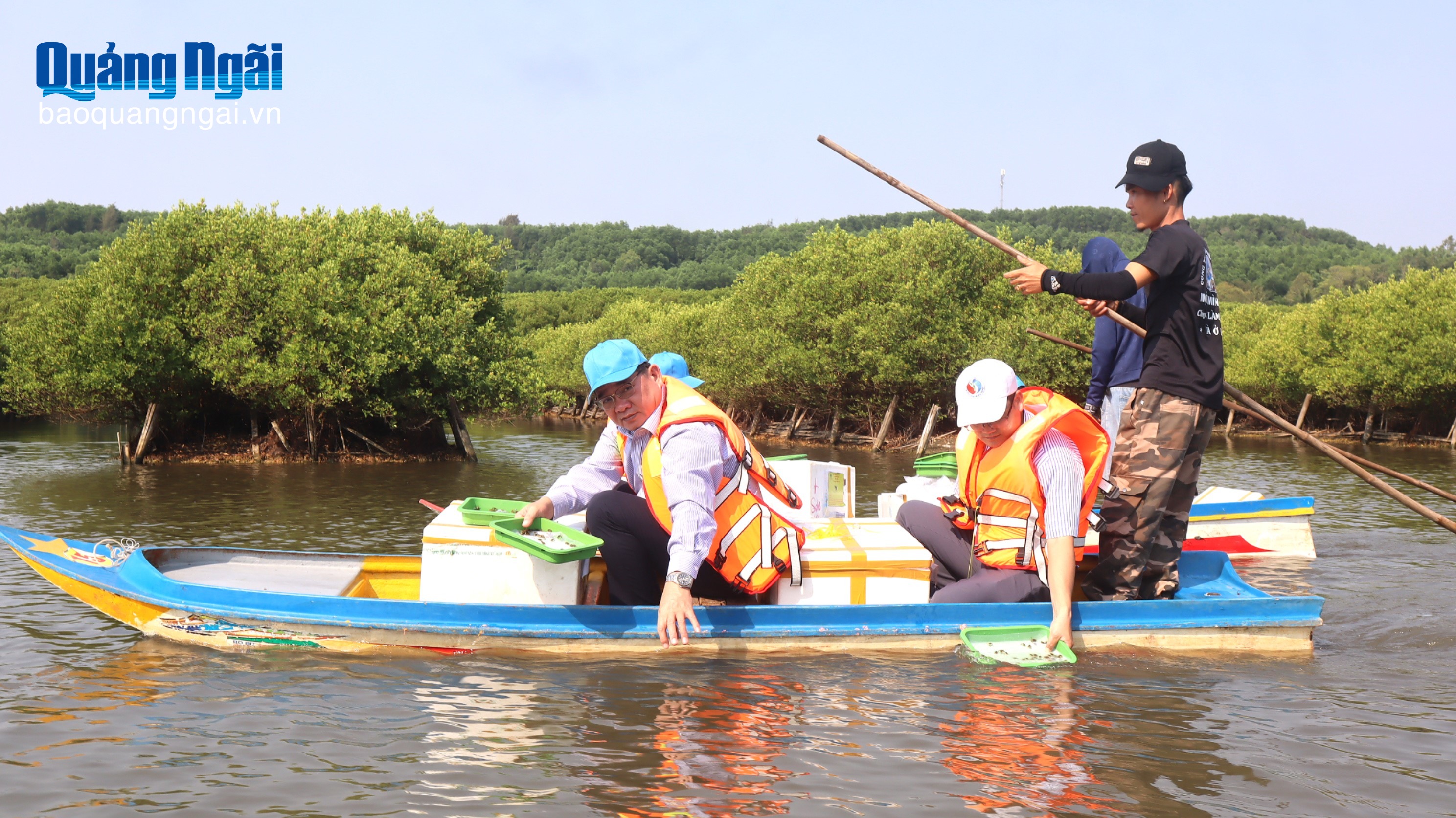 Thả hơn 1 triệu con giống tái tạo nguồn lợi thuỷ sản