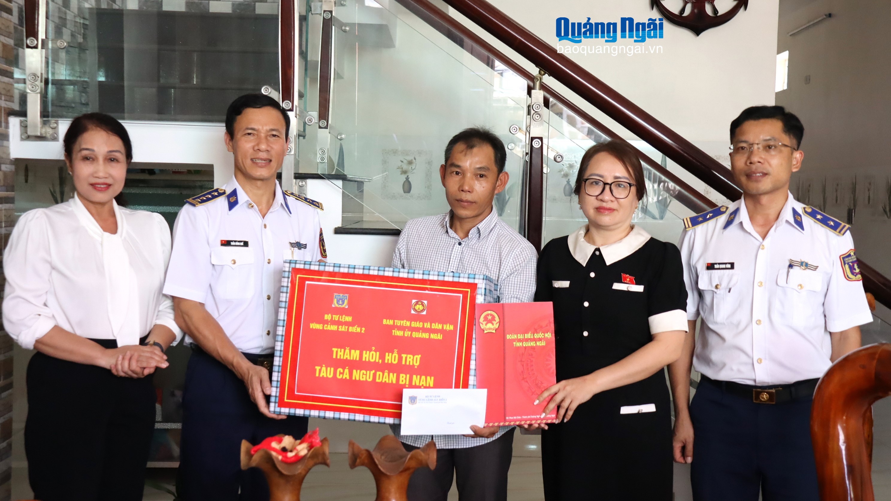 Thăm, tặng quà, động viên ngư dân bị cháy tàu cá