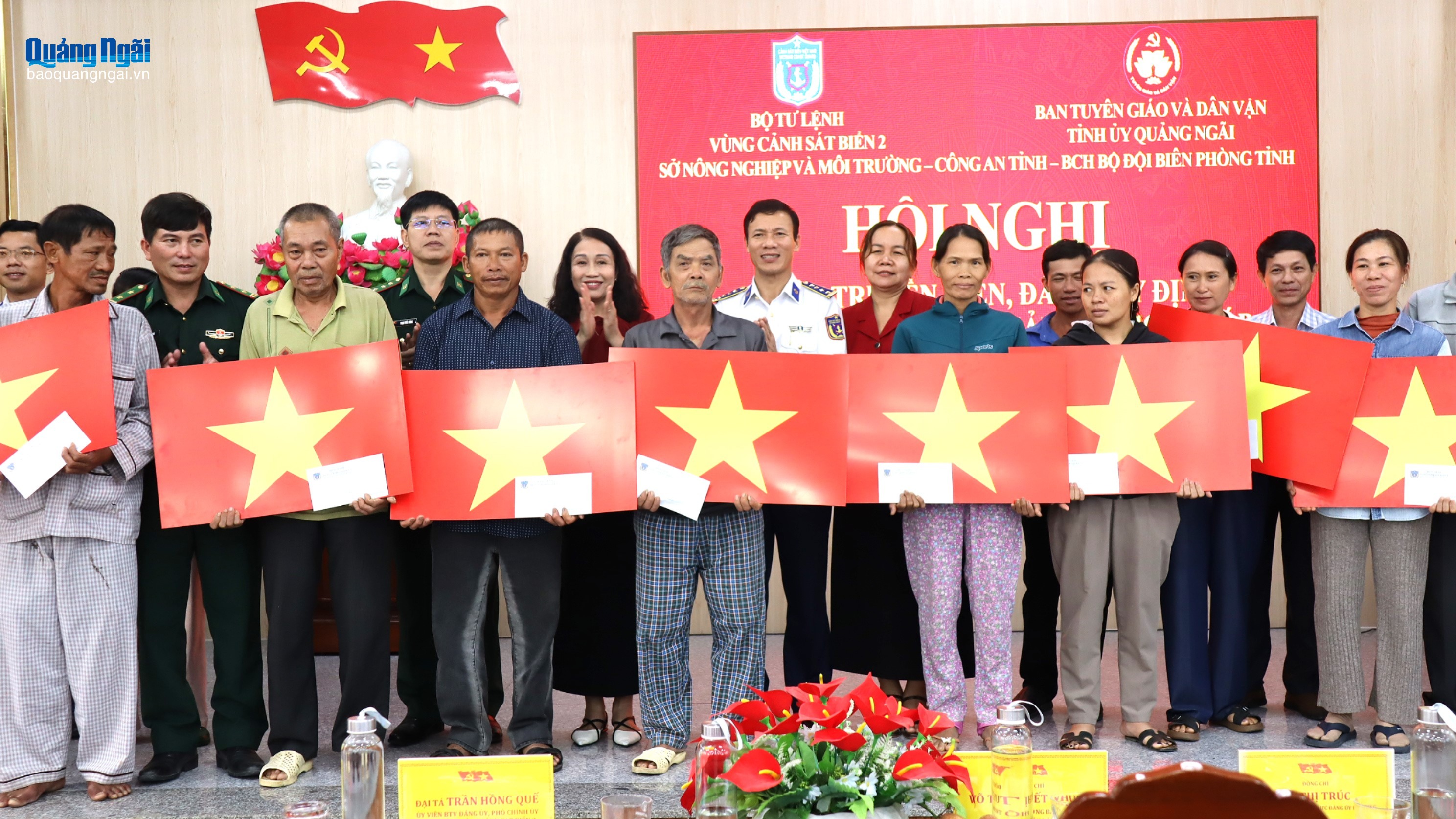 Tuyên truyền phòng phòng, chống khai thác IUU và tặng quà các ngư dân