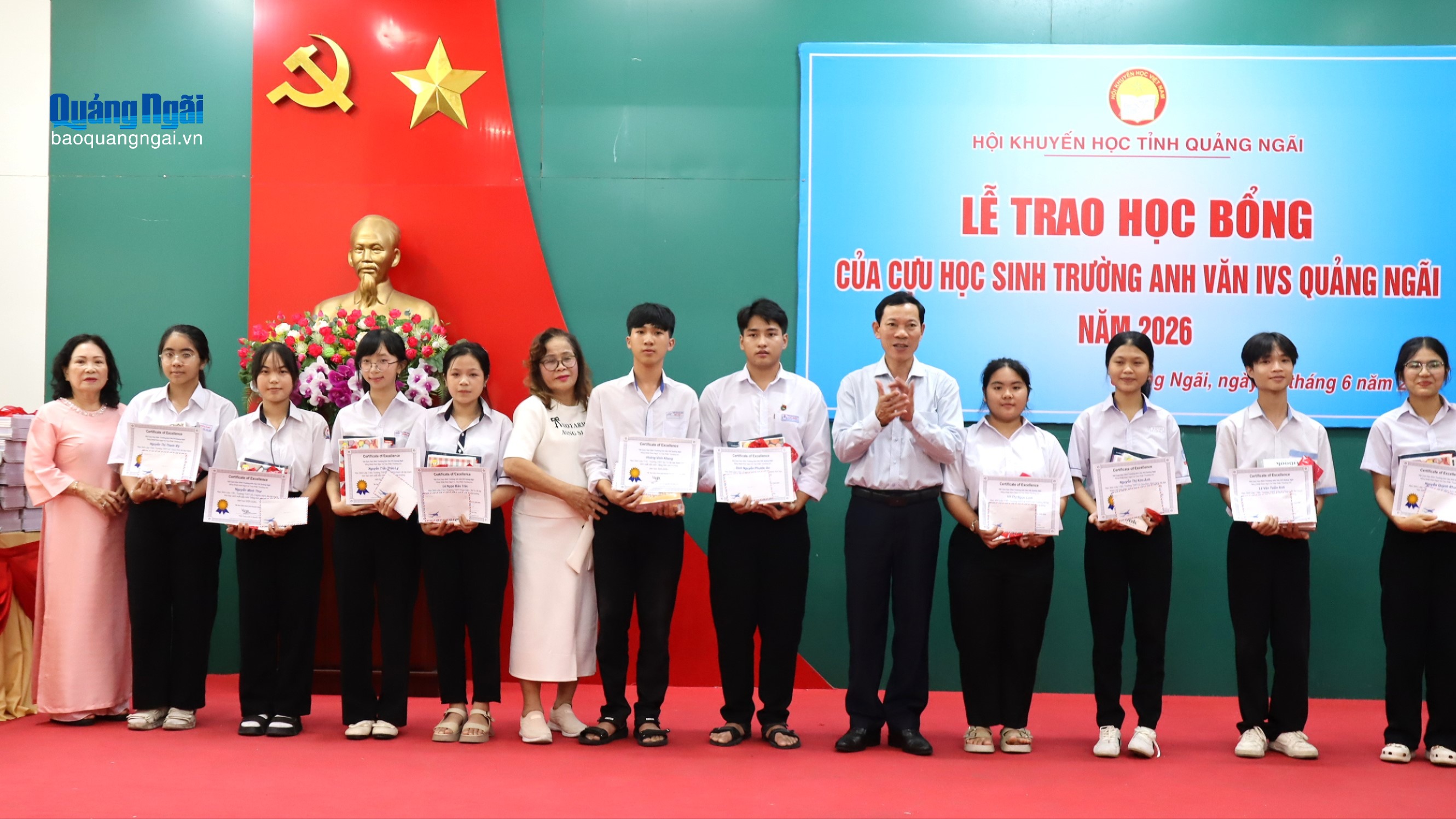 Trao học bổng của cựu học sinh Trường Anh văn IVS Quảng Ngãi