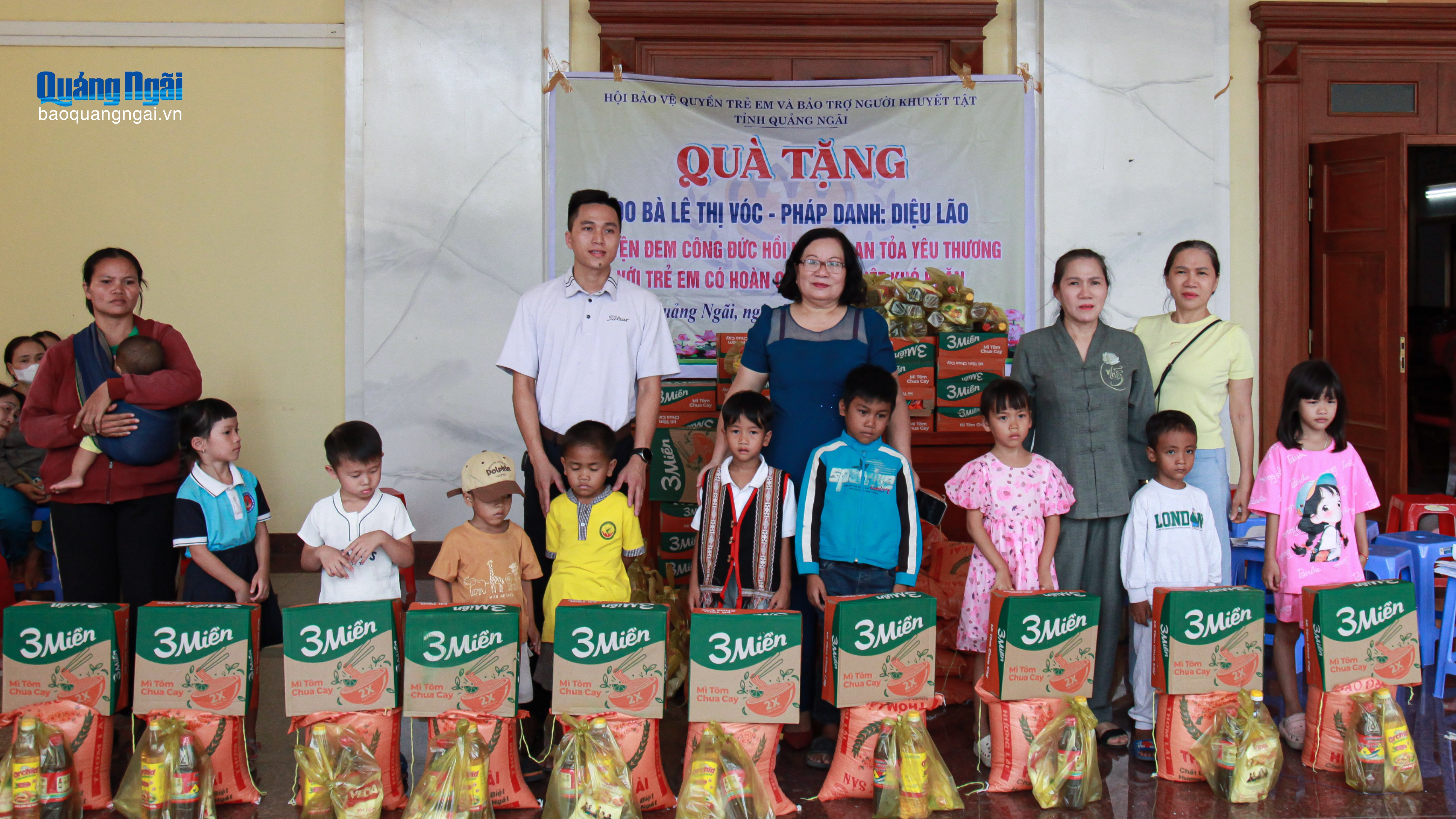 Tặng quà thiếu nhi hoàn cảnh khó khăn khu vực phía tây nhân ngày 1/6