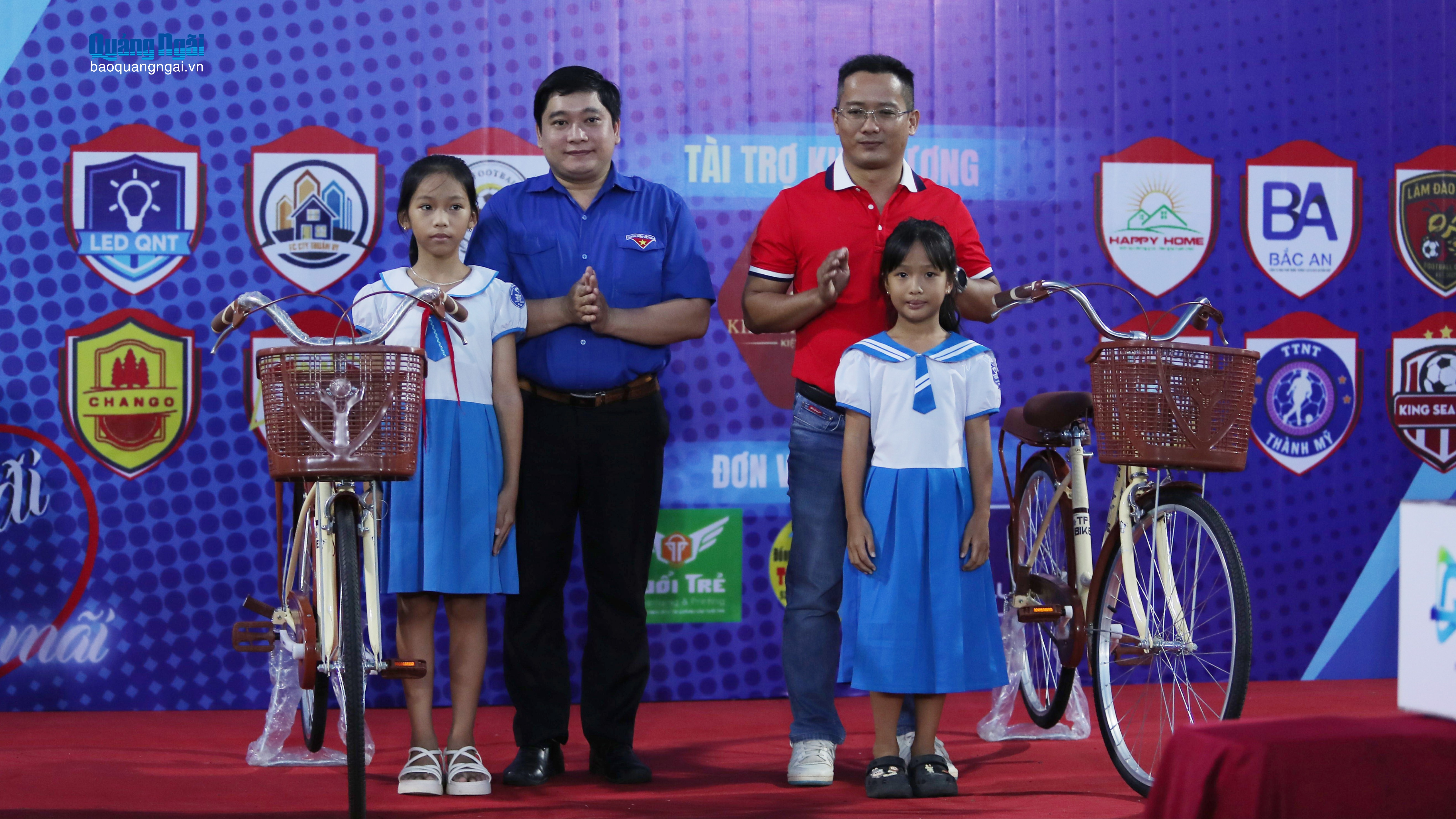 Khai mạc Giải bóng đá thiện nguyện vì người dân vùng lũ Quảng Ngãi