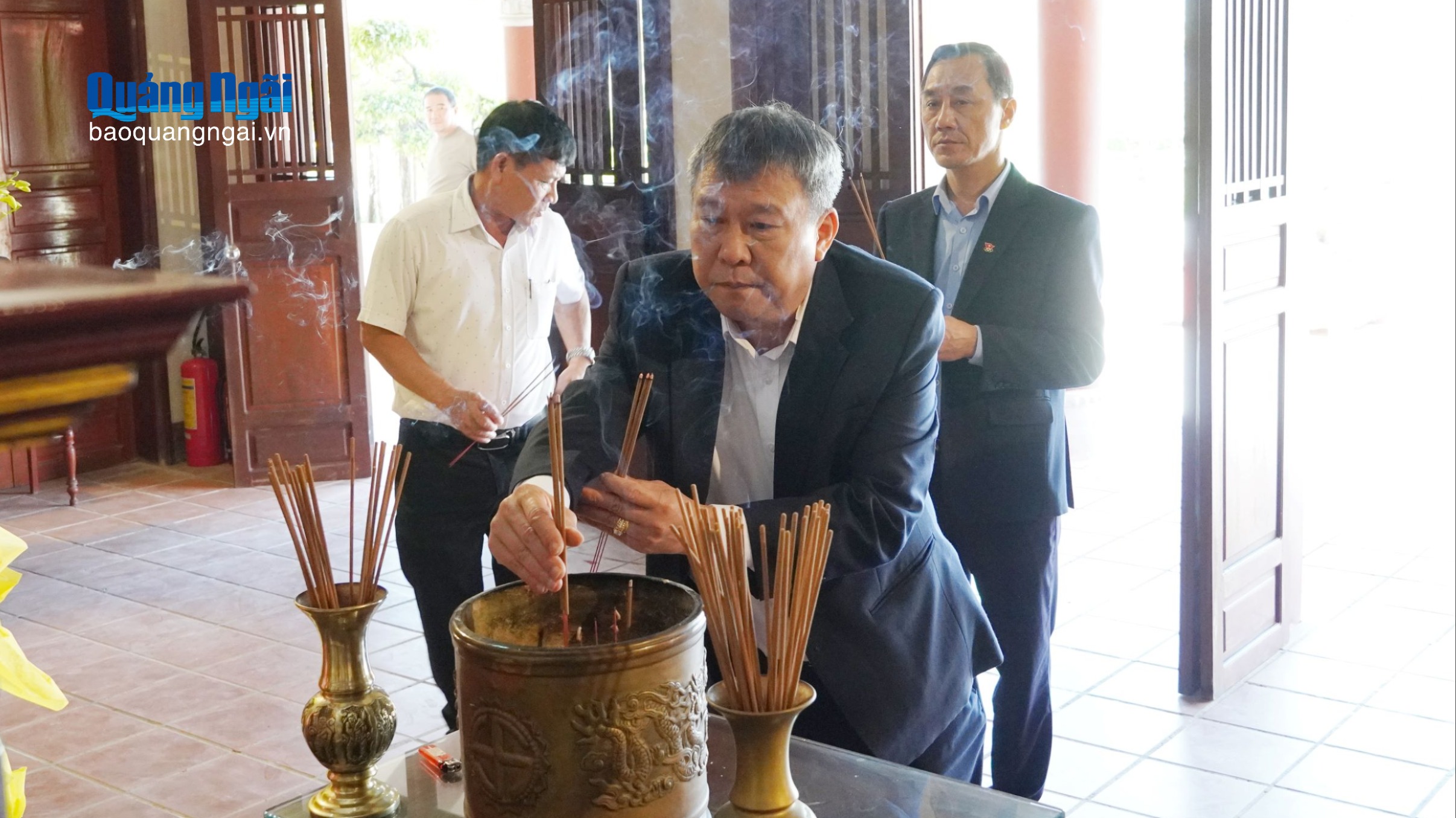Dâng hương tưởng niệm cố Thủ tướng Phạm Văn Đồng và các đồng chí nguyên lãnh đạo tỉnh