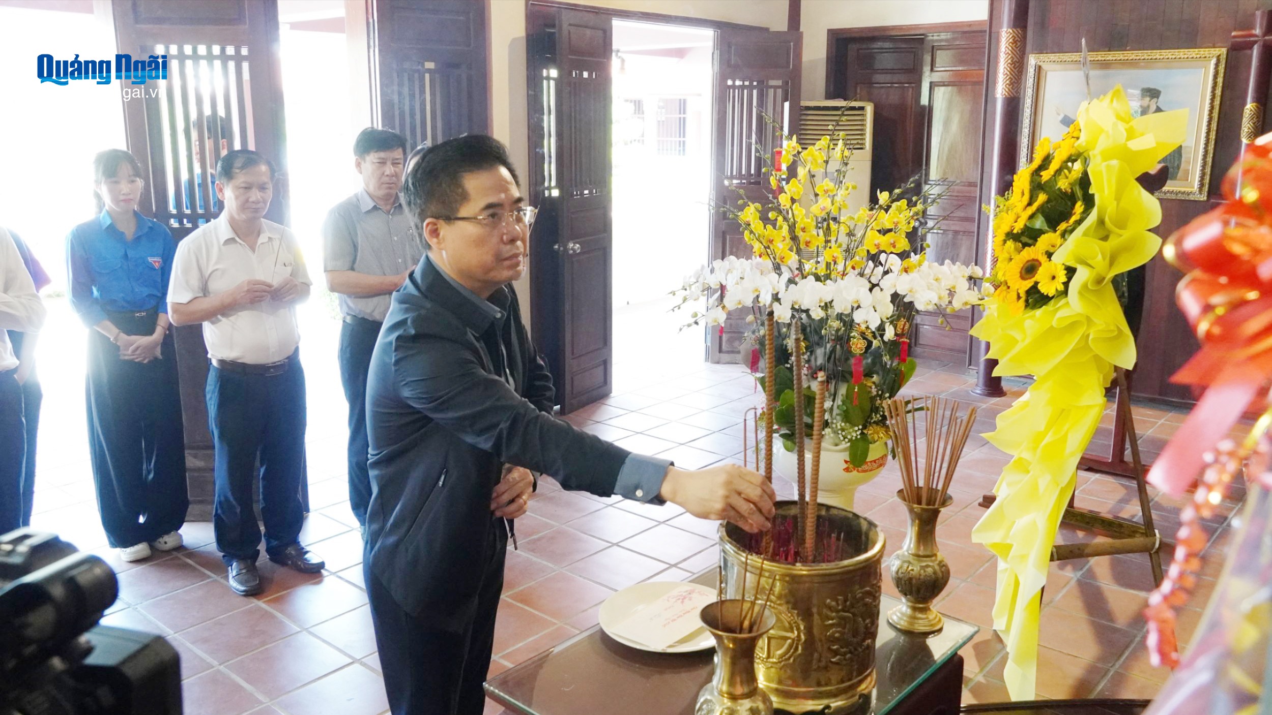 Chủ tịch UBND tỉnh Nguyễn Hoàng Giang dâng hương tưởng nhớ Thủ tướng Phạm Văn Đồng