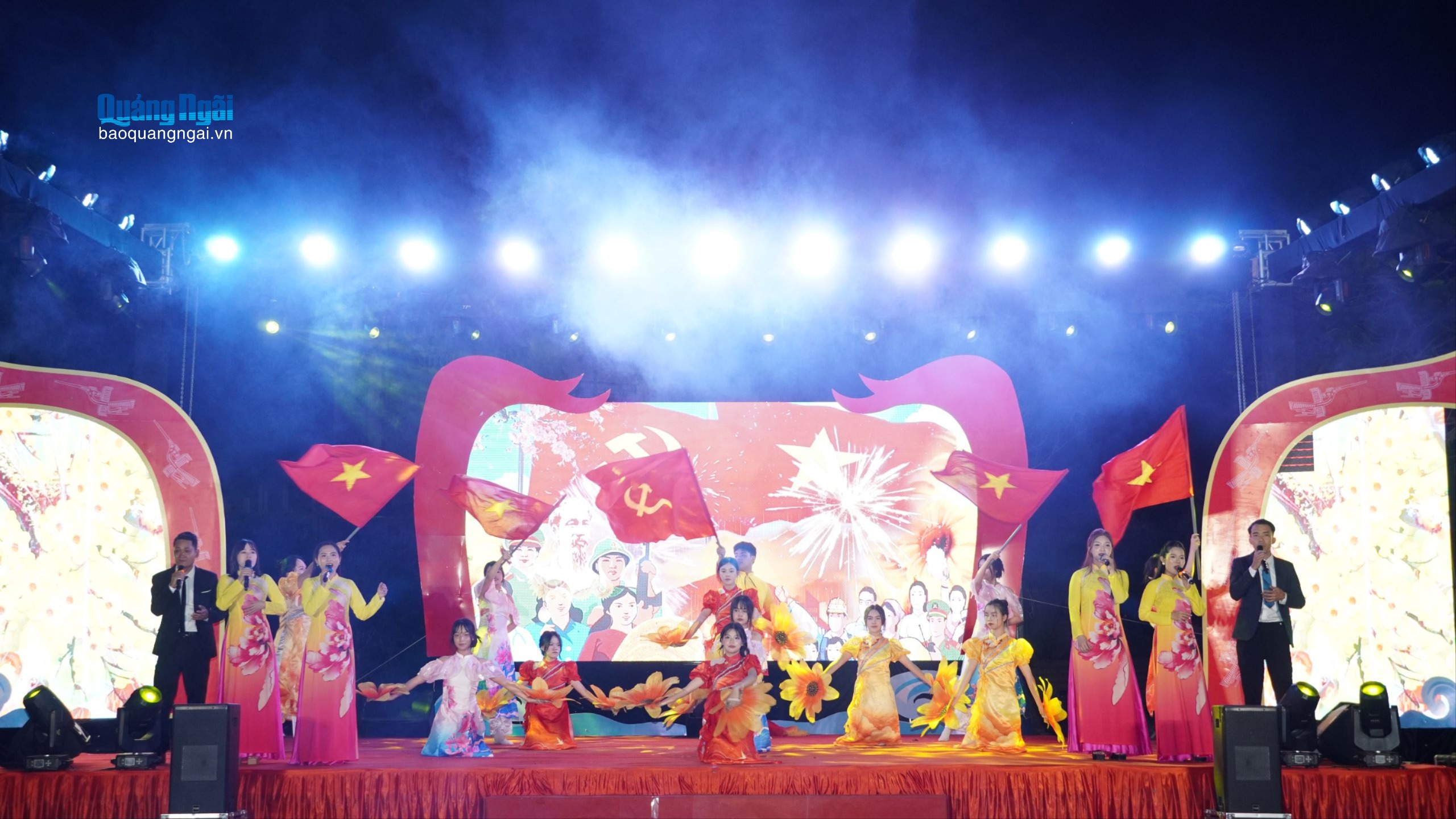 Lung linh đêm giao thừa ở Vạn Tường