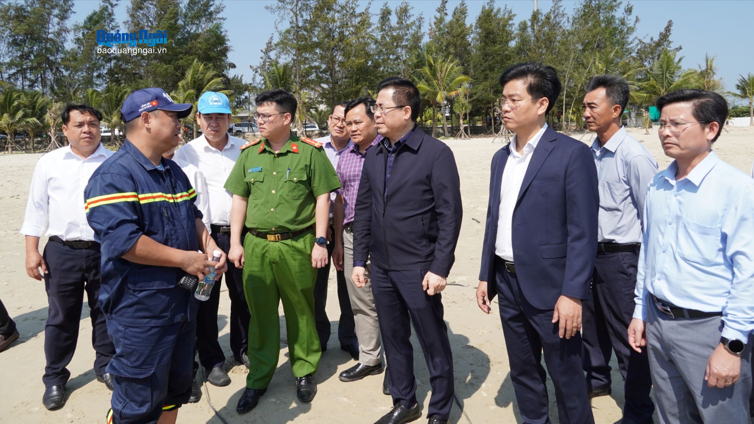 Chủ tịch UBND tỉnh Nguyễn Hoàng Giang kiểm tra công tác cứu hộ tại bãi biển Mỹ Khê