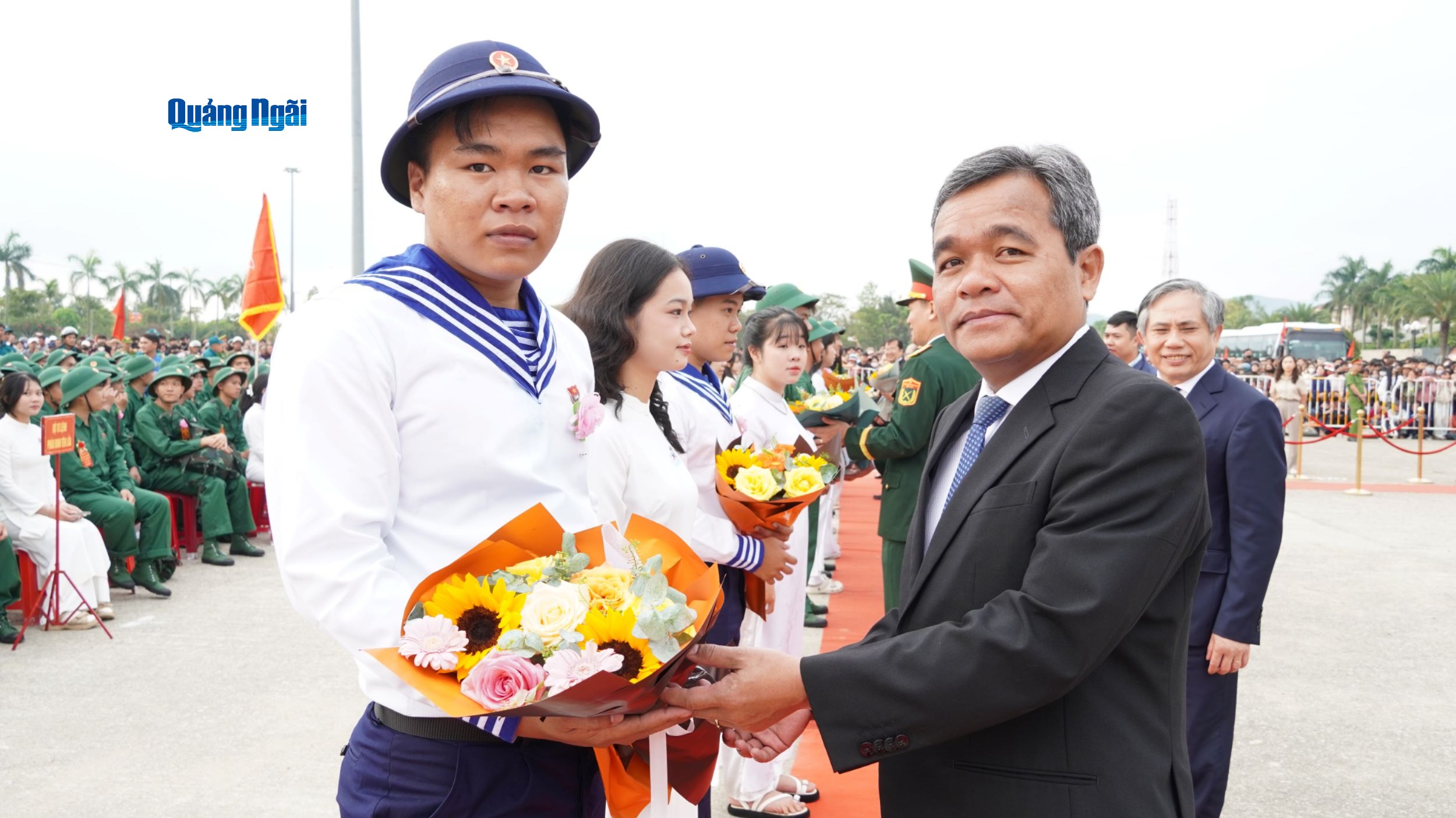 Bí thư Tỉnh ủy Hồ Văn Niên động viên tân binh lên đường nhập ngũ