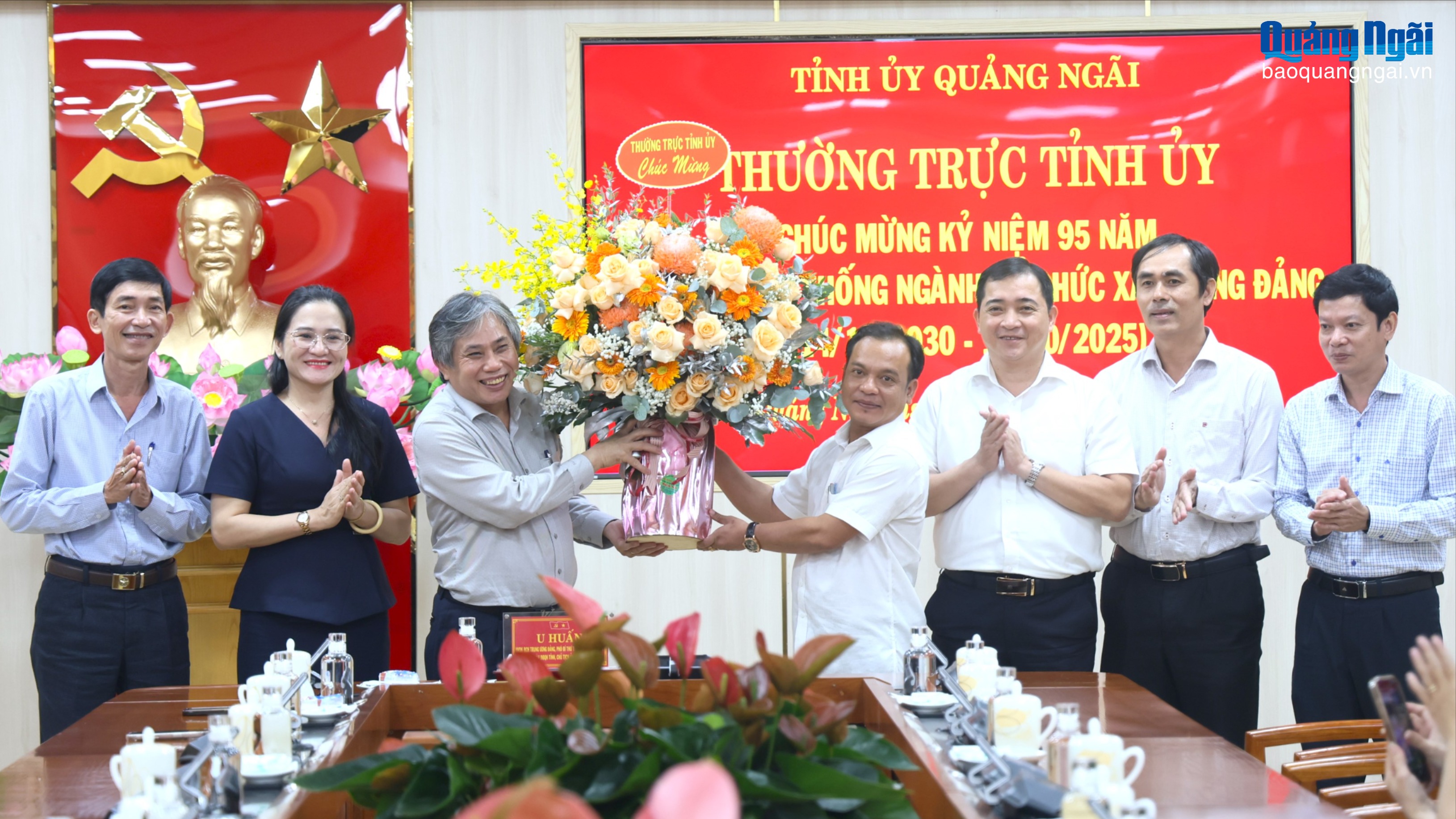 Phó Bí thư Thường trực Tỉnh ủy U Huấn chúc mừng ngày truyền thống ngành Tổ chức xây dựng Đảng và Văn phòng cấp ủy