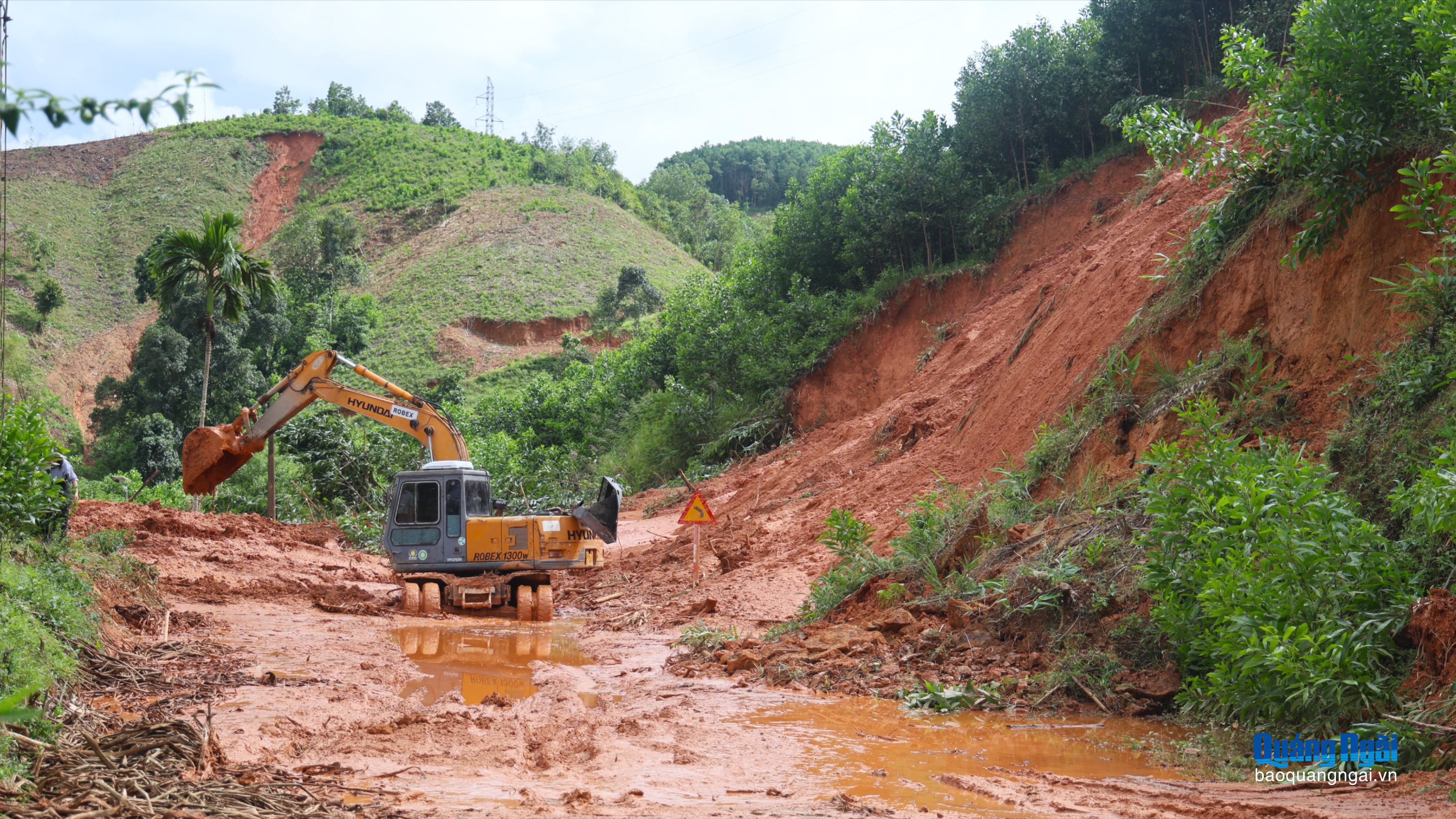 Thông tuyến sạt lở, đảm bảo đi lại an toàn
