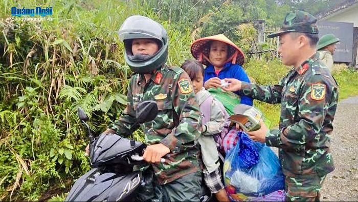 Kịp thời di dời 28 hộ dân xã Tây Trà Bồng khỏi khu vực có vết nứt núi