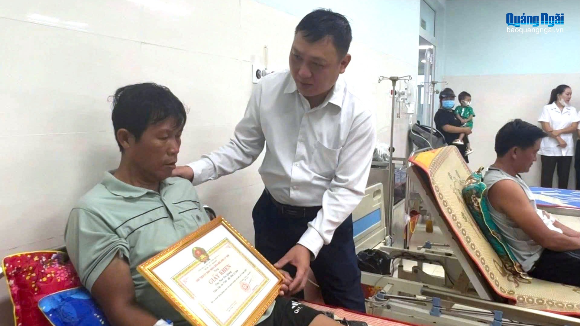 Khen thưởng các tập thể và cá nhân cứu 3 người dân Lý Sơn trôi dạt trên biển