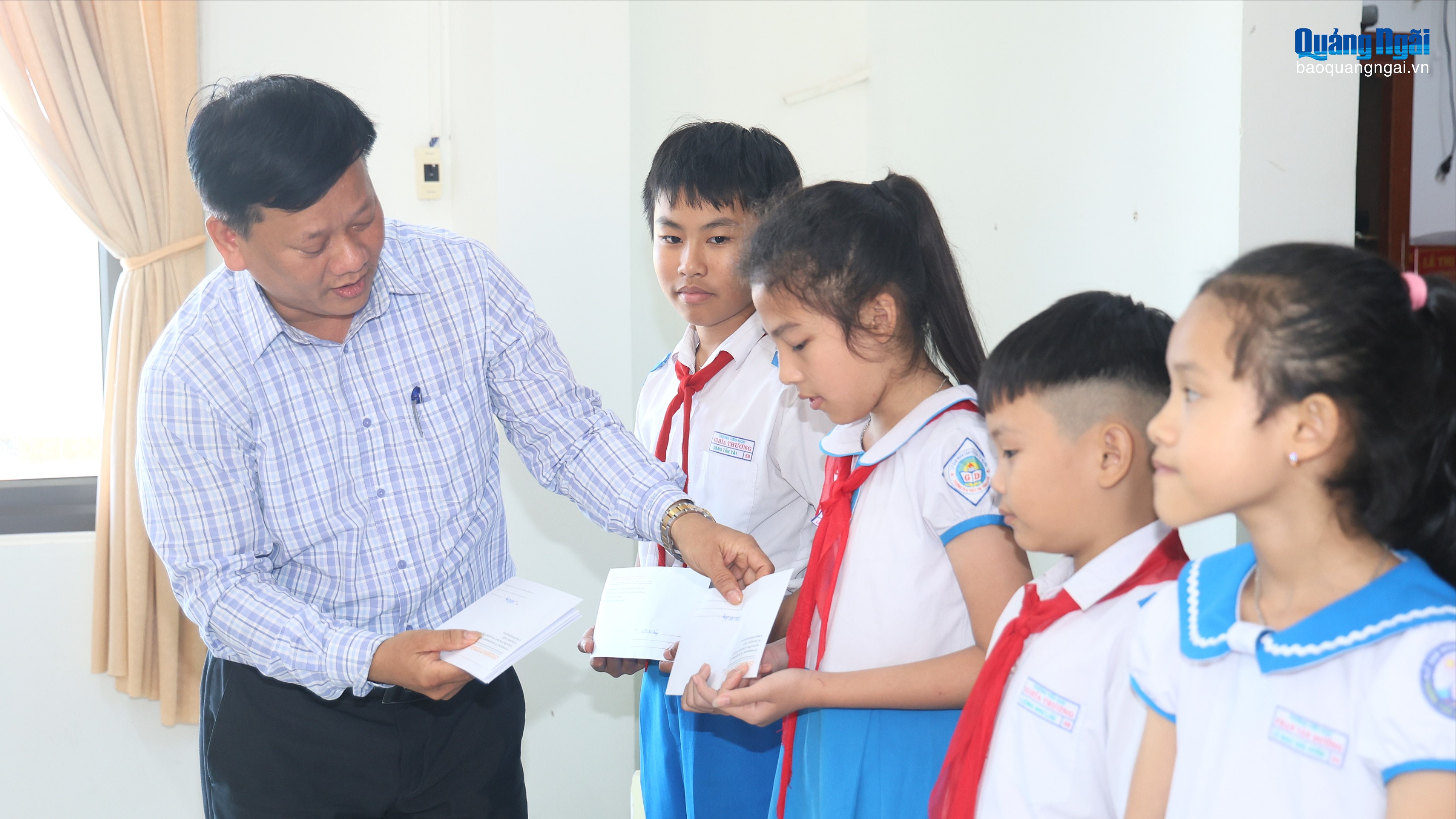 Tiếp sức đến trường cho học sinh nghèo tại Tư Nghĩa