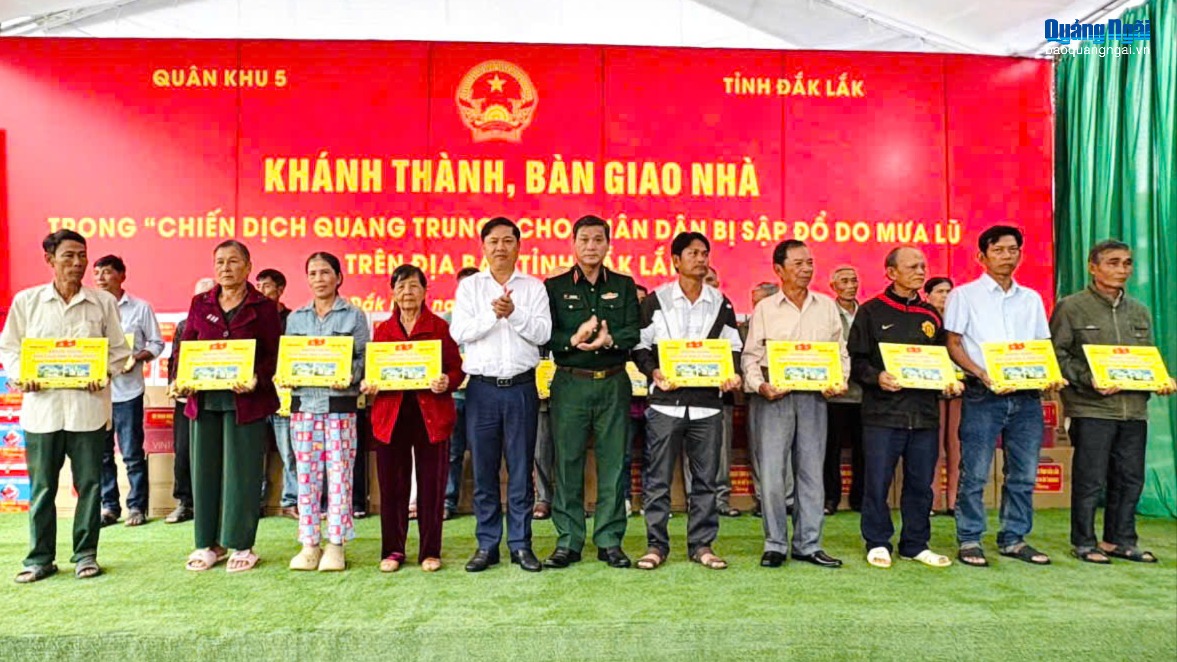 Quân khu 5 bàn giao 175 nhà cho nhân dân vùng lũ