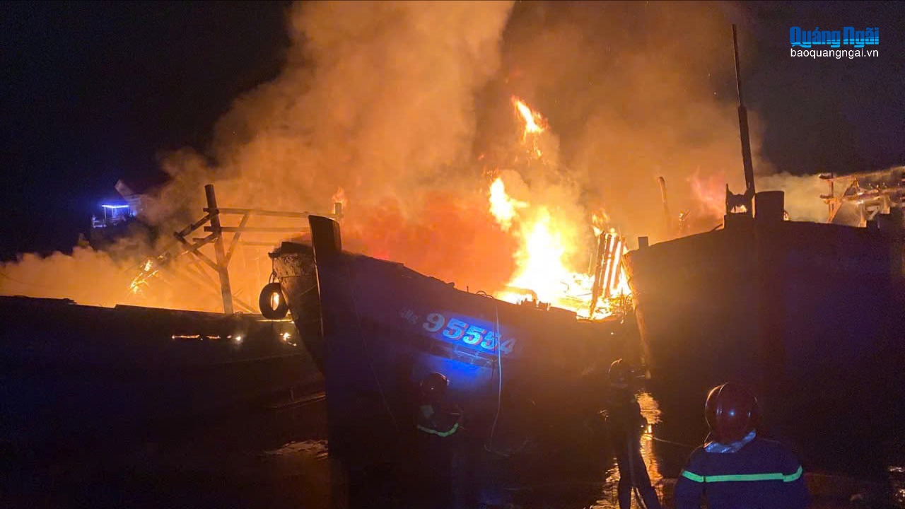 Cháy tàu cá tại bến neo đậu trên sông Trà Bồng