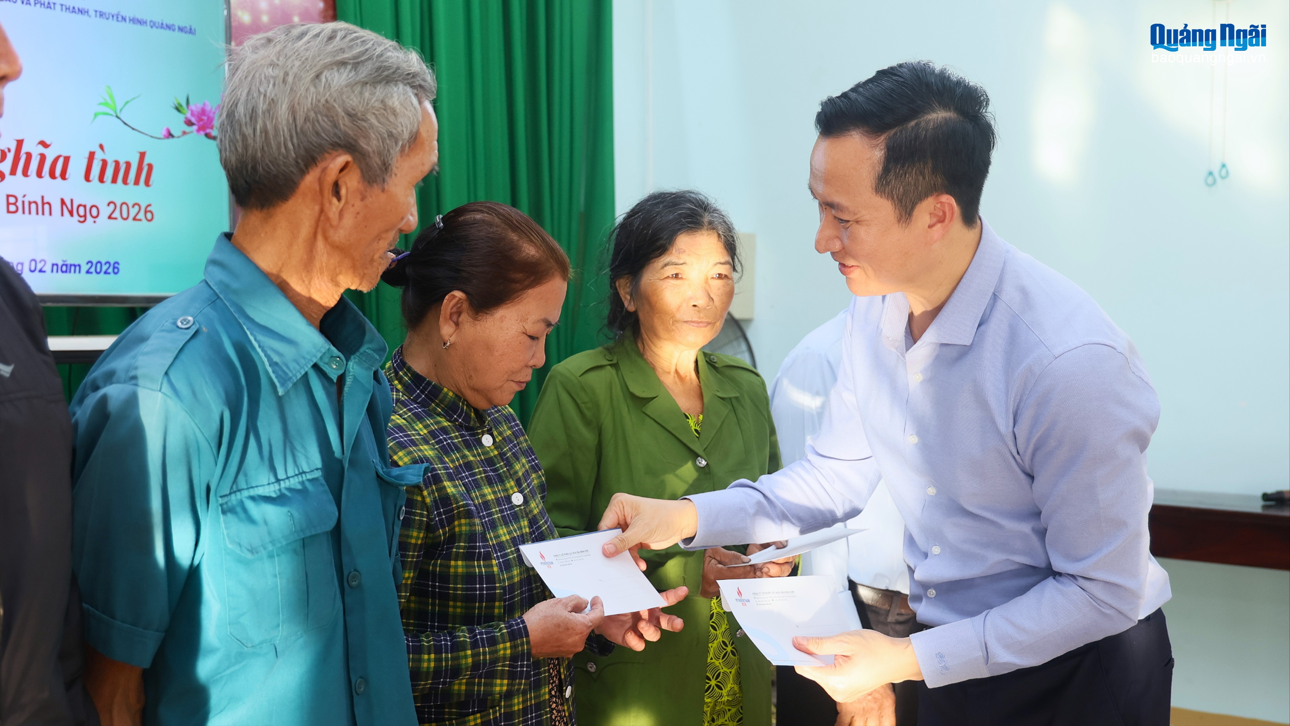 Trao quà Tết, chia sẻ yêu thương với các hộ nghèo