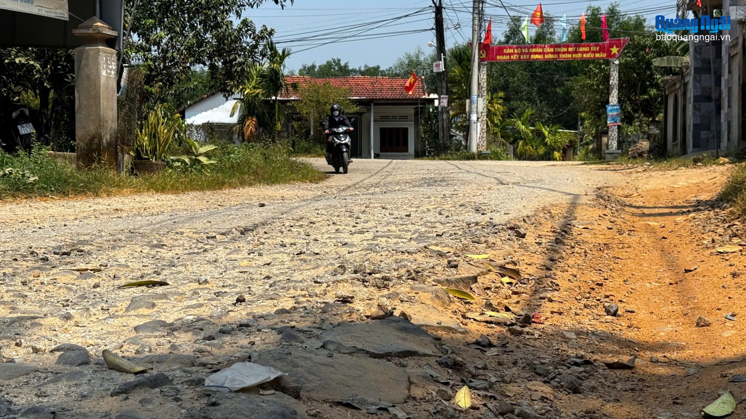 Đường xuống cấp, người dân đi lại khó khăn