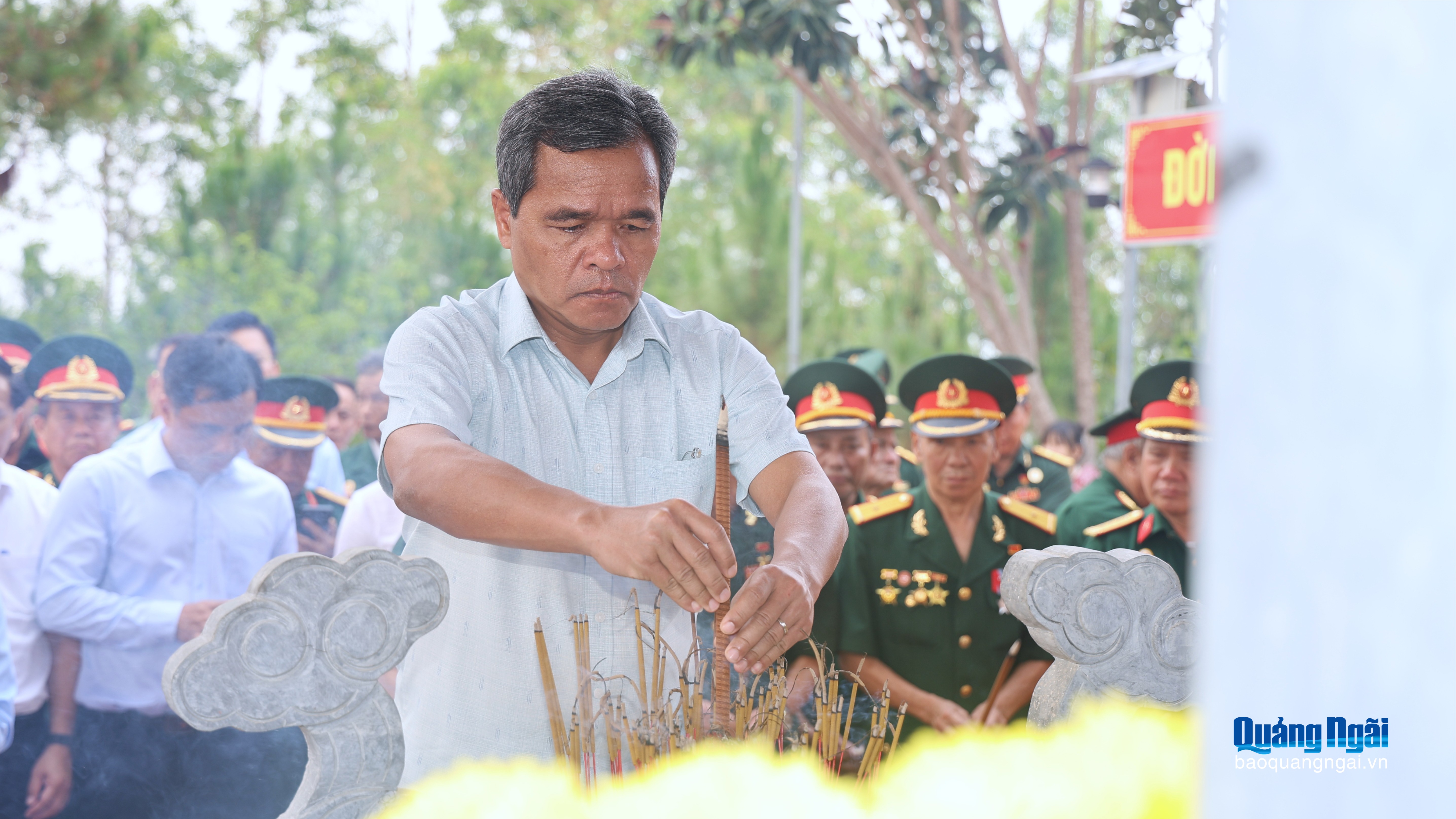 Bí thư Tỉnh ủy Hồ Văn Niên dâng hương tại Di tích lịch sử Điểm cao 1015 và 1049