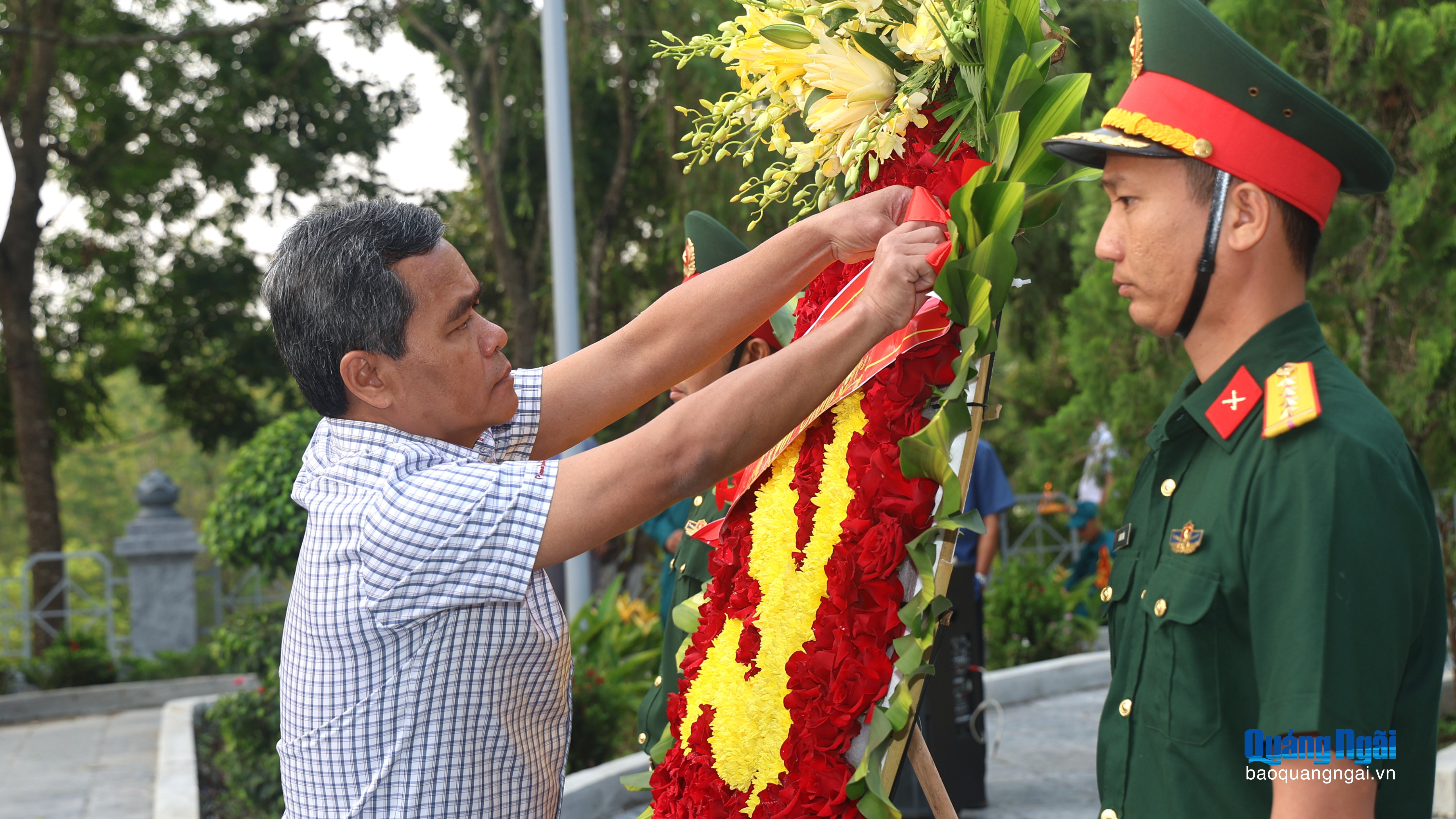 Bí thư Tỉnh ủy Hồ Văn Niên dâng hương tại Di tích Điểm cao 601