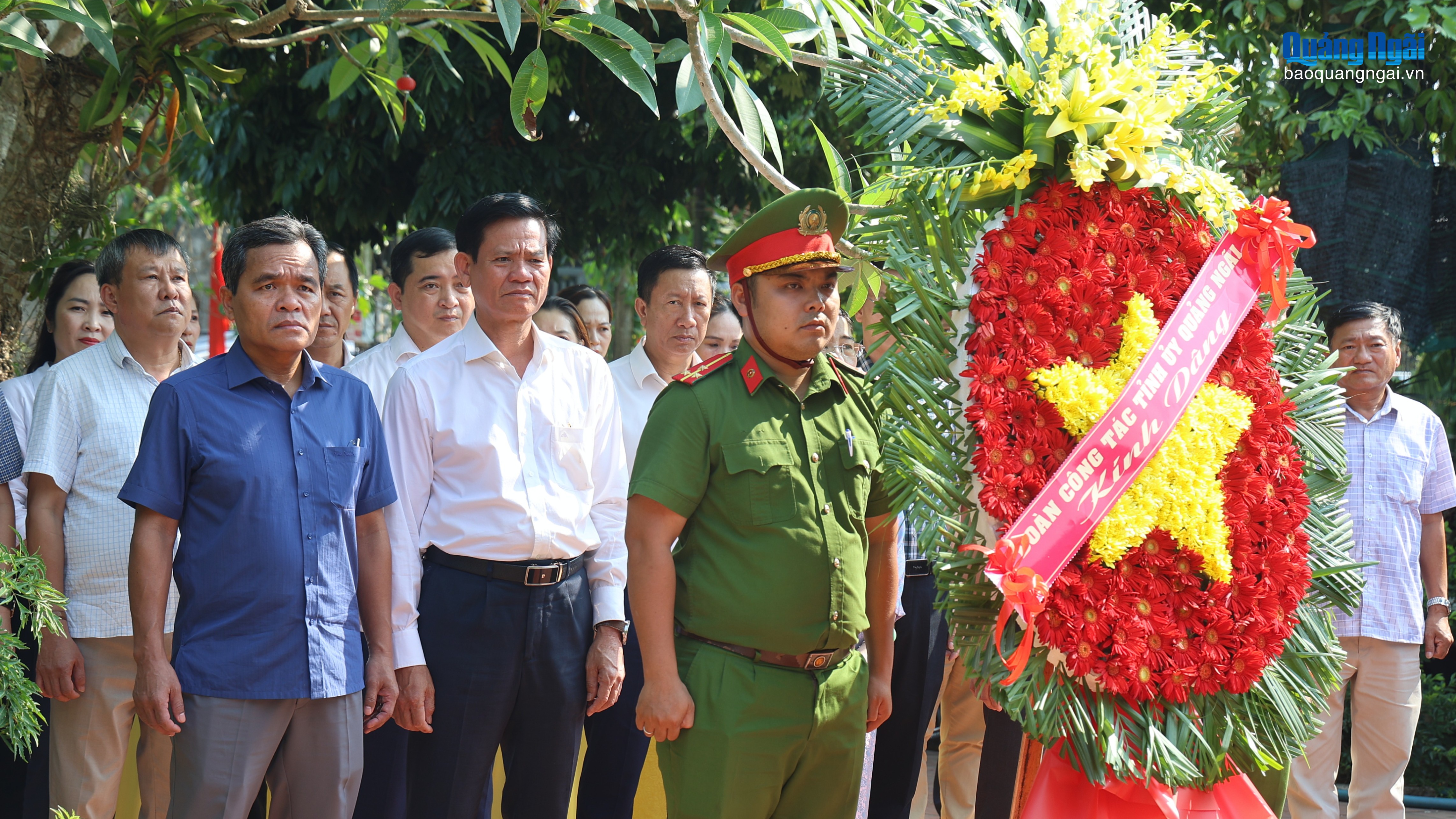 Bí thư Tỉnh ủy Hồ Văn Niên dâng hương tưởng niệm các Anh hùng liệt sĩ