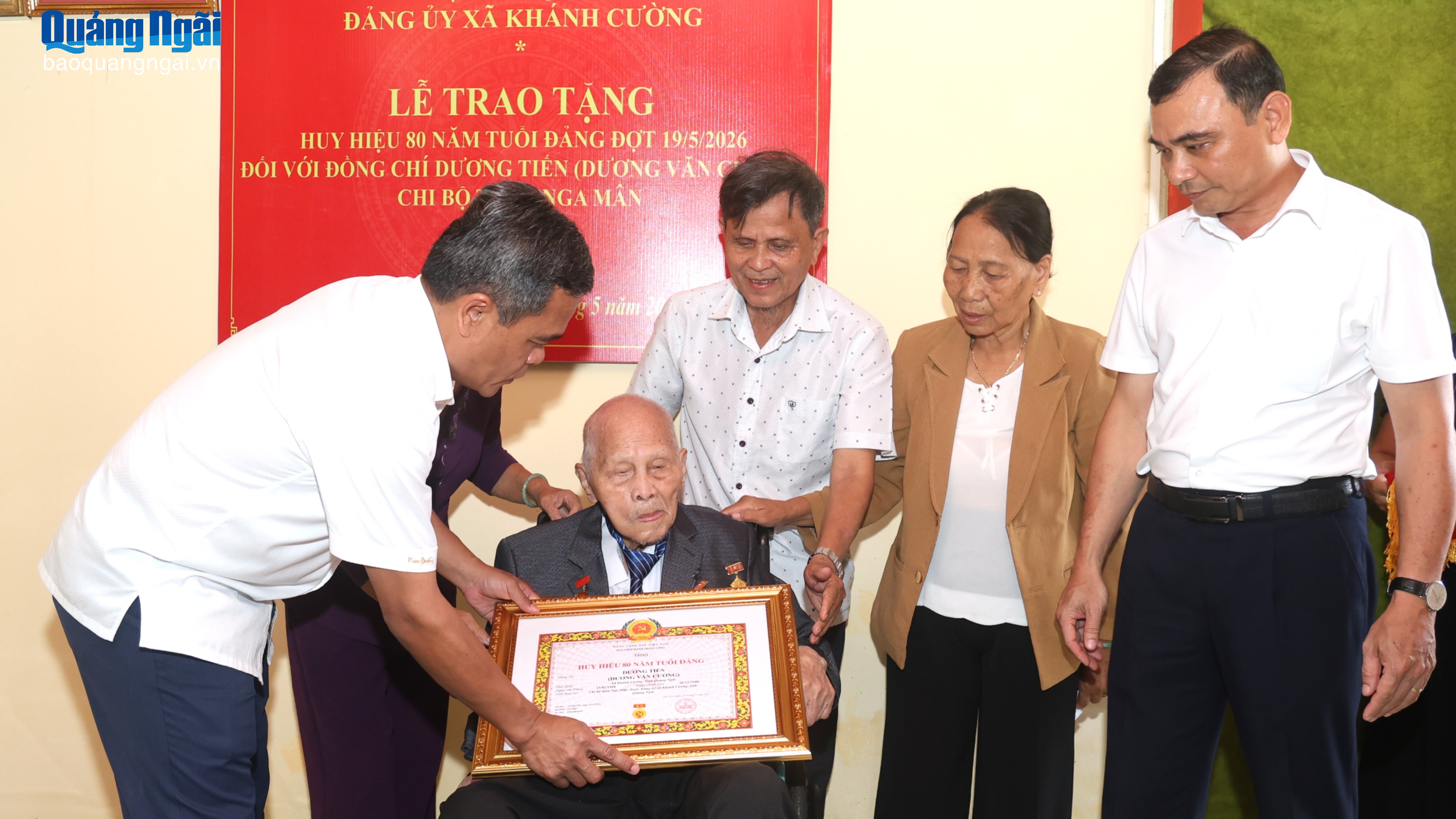 Bí thư Tỉnh ủy trao huy hiệu 80 năm tuổi Đảng cho đảng viên Dương Tiến