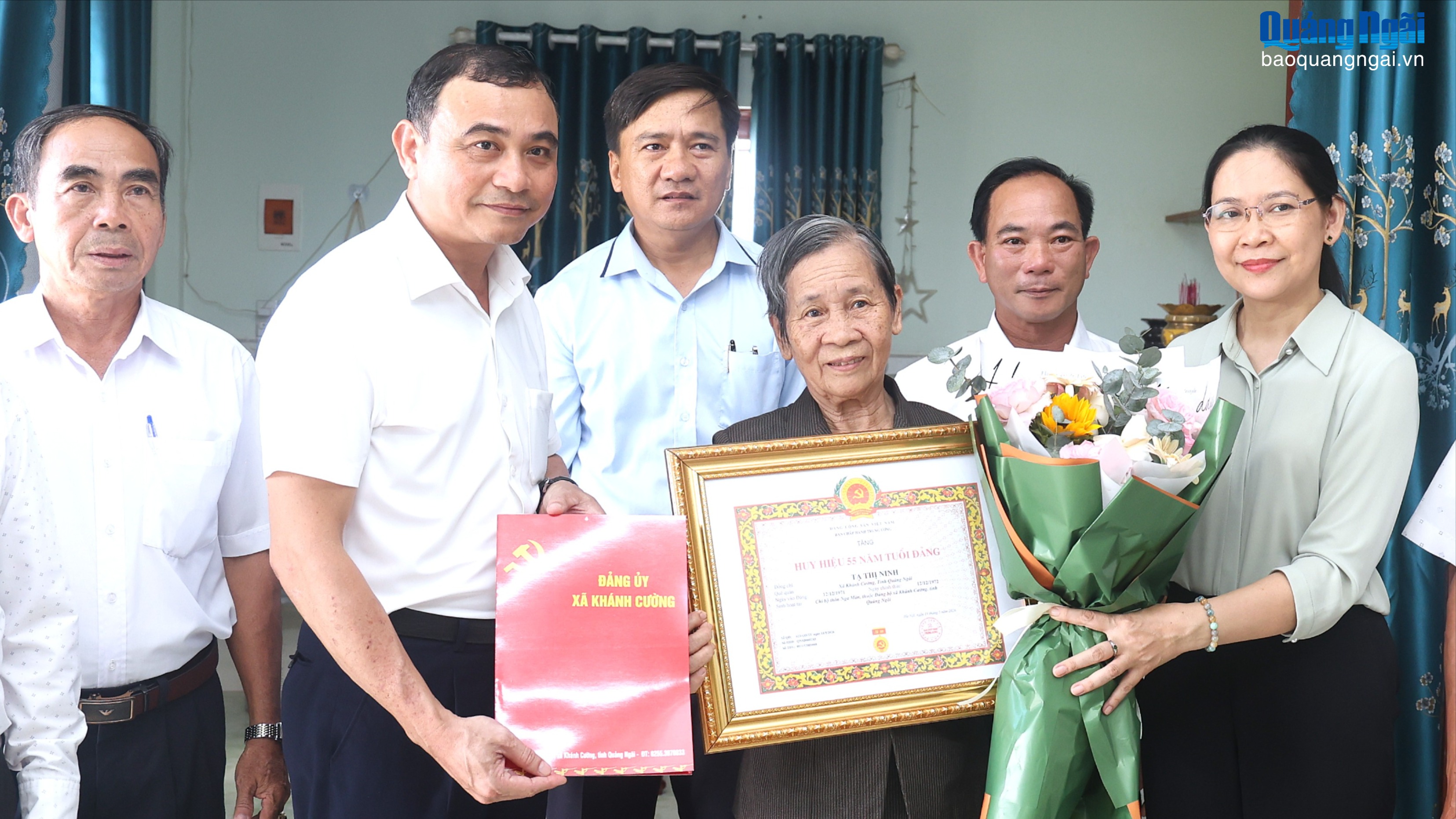 Khánh Cường trao Huy hiệu Đảng đợt 19/5