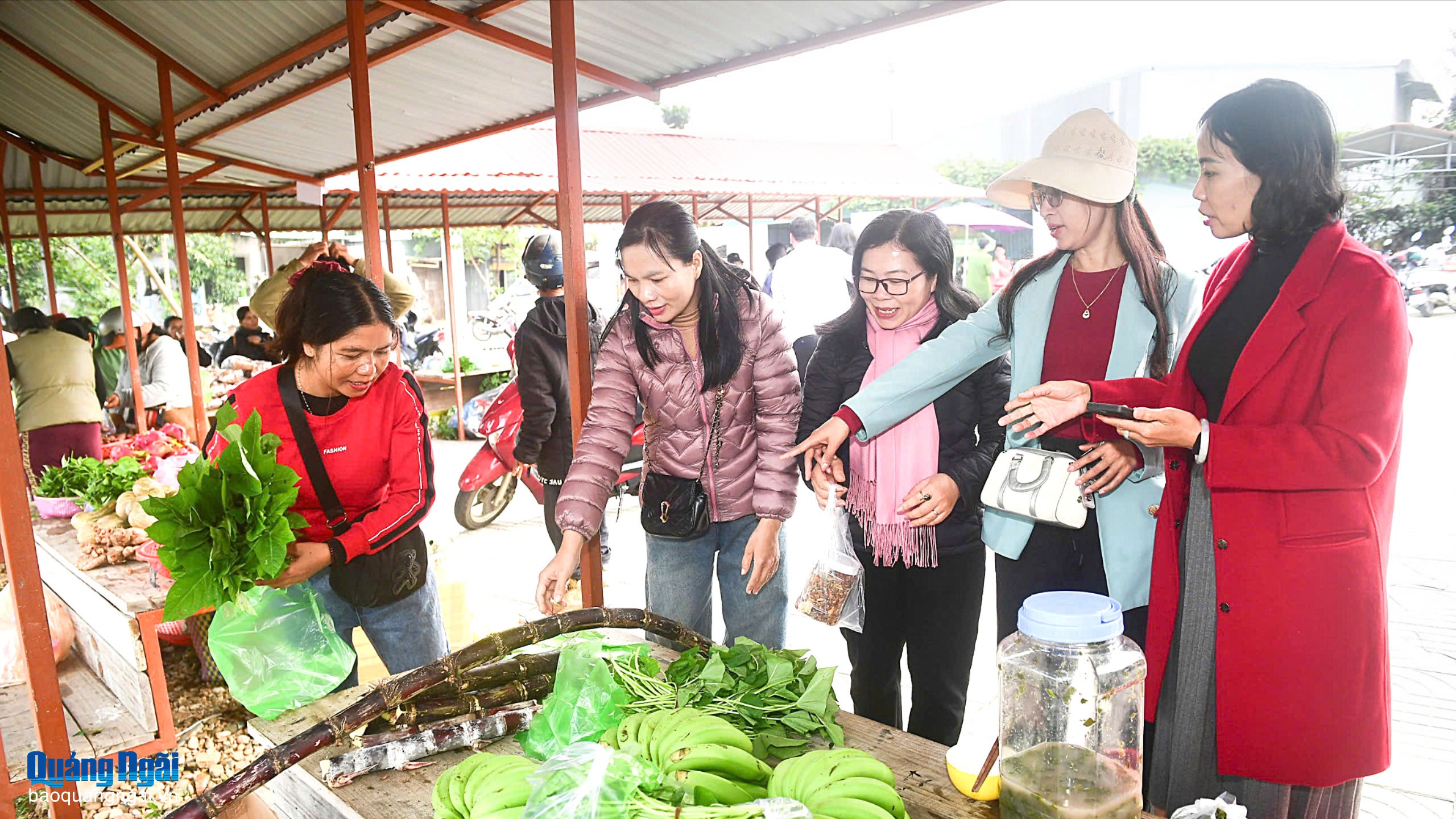 Hỗ trợ người dân tiêu thụ nông sản