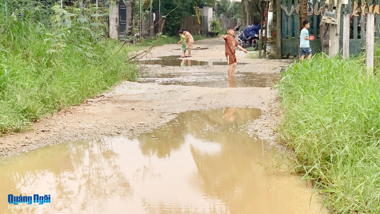 Khổ vì đường xuống cấp