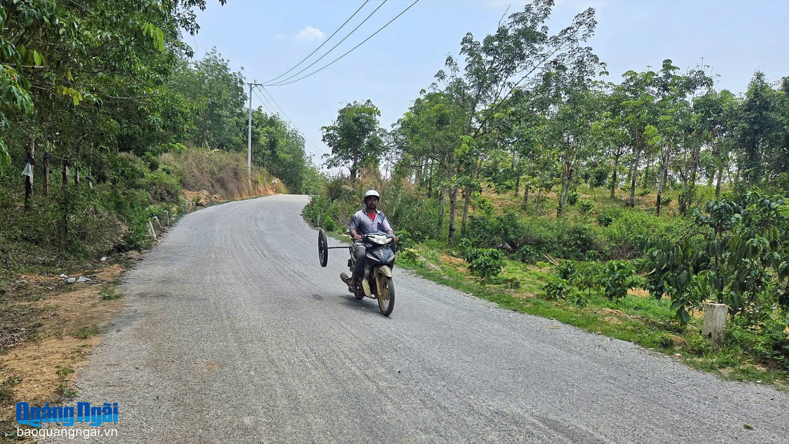 Khắc phục hư hỏng tuyến đường liên xã Sa Bình - Ya Ly
