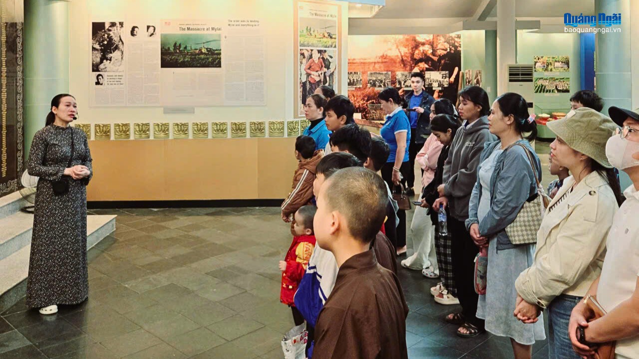 Tiếp lửa truyền thống cho trẻ mồ côi xã Bình Sơn