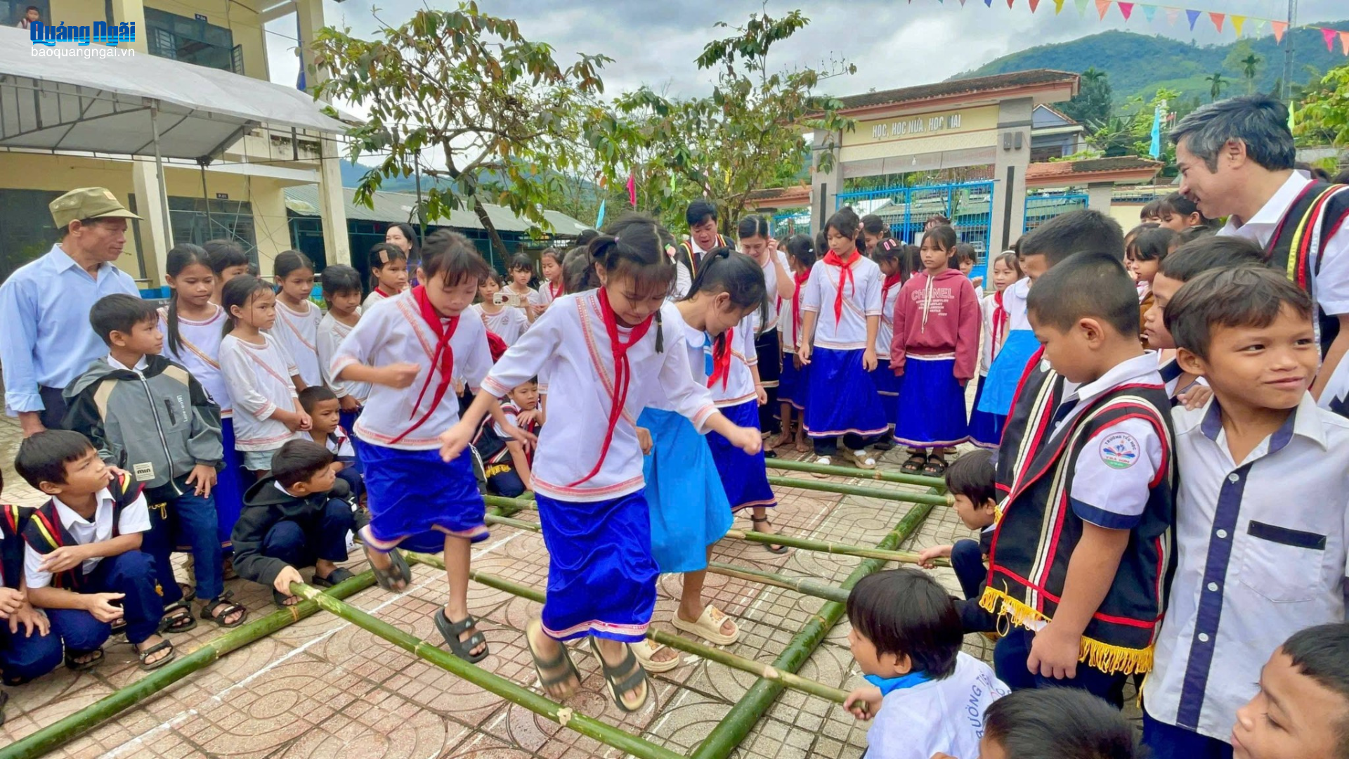 Học sinh vùng cao vui tết Ngã rạ