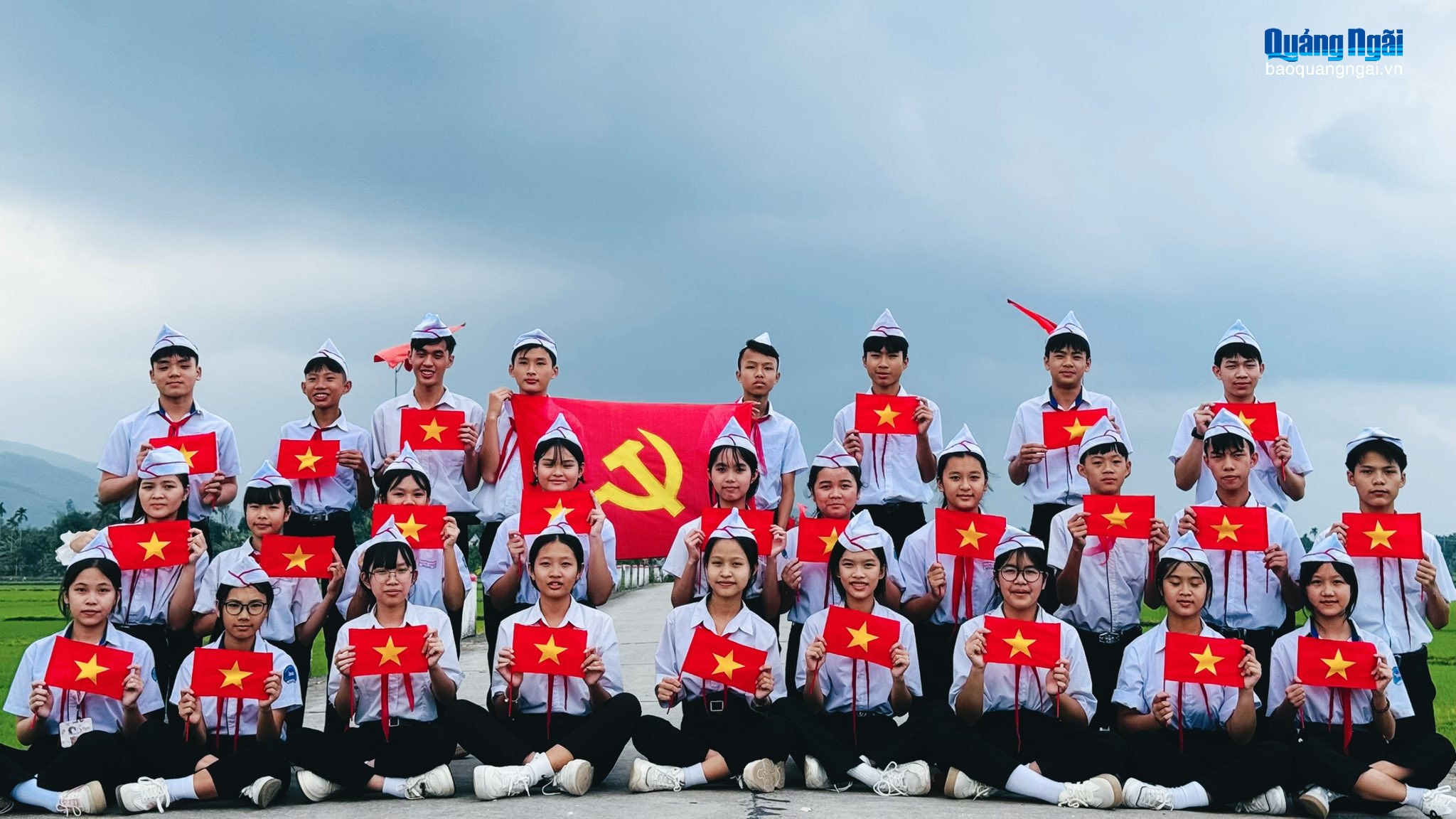 Dưới cờ Đảng quang vinh