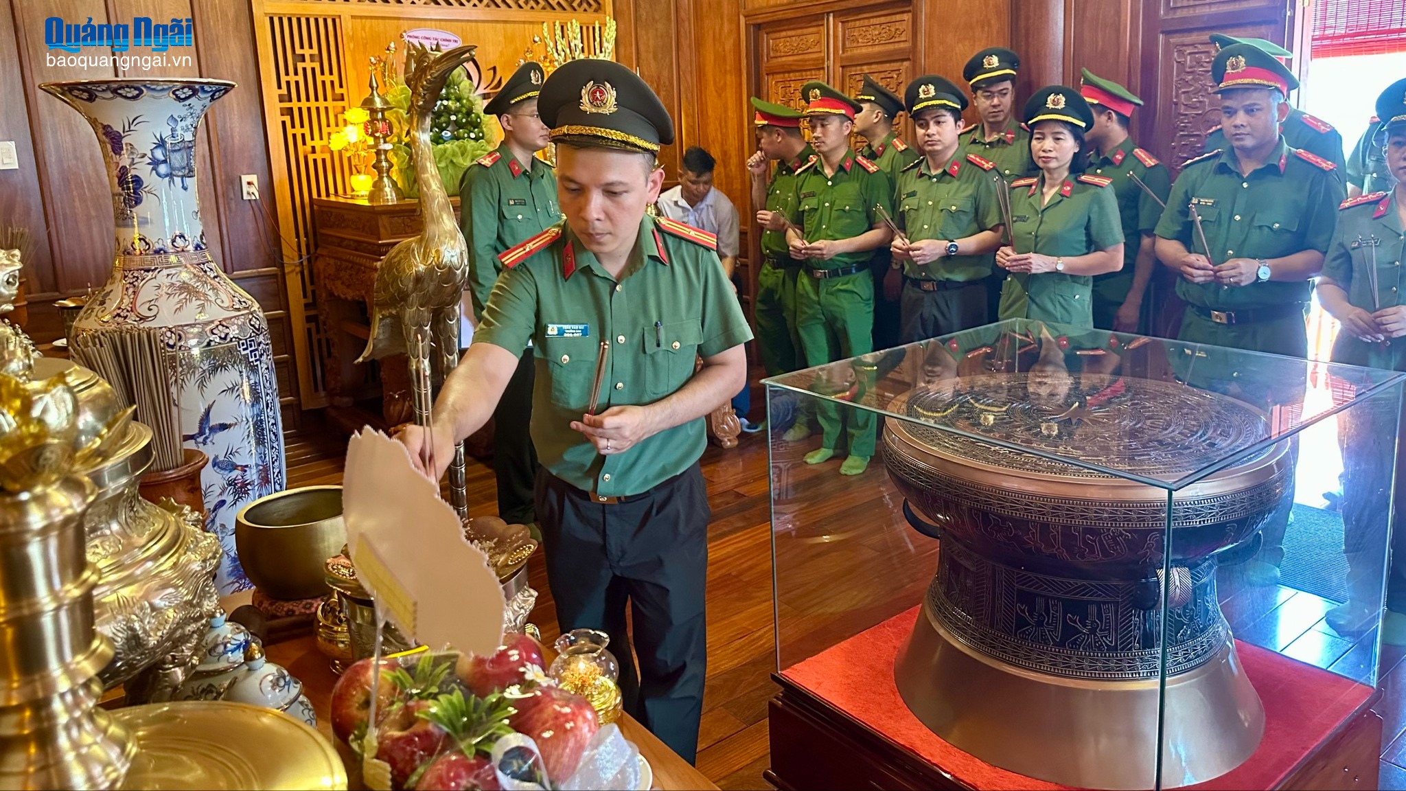 Tuổi trẻ và phụ nữ Công an tỉnh báo công dâng Bác