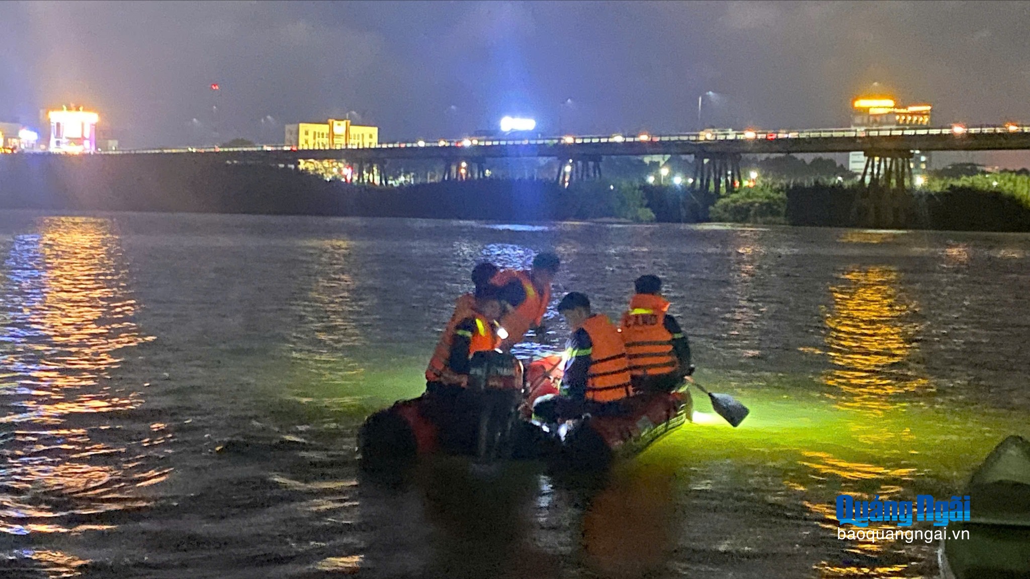 Cứu sống nam thanh niên nhảy cầu Trà Khúc 1