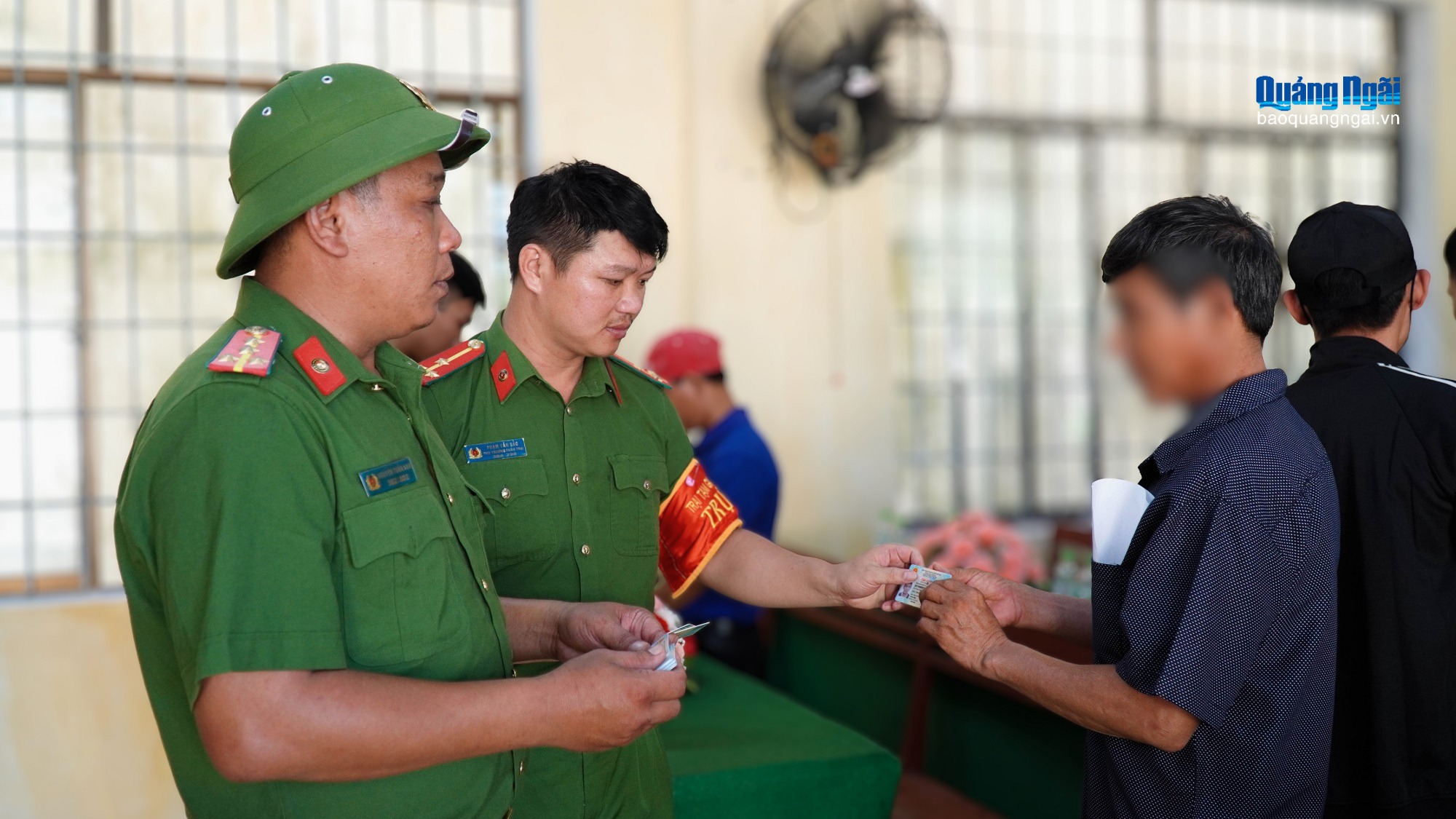 Trao thẻ căn cước, sim điện thoại cho người được đặc xá