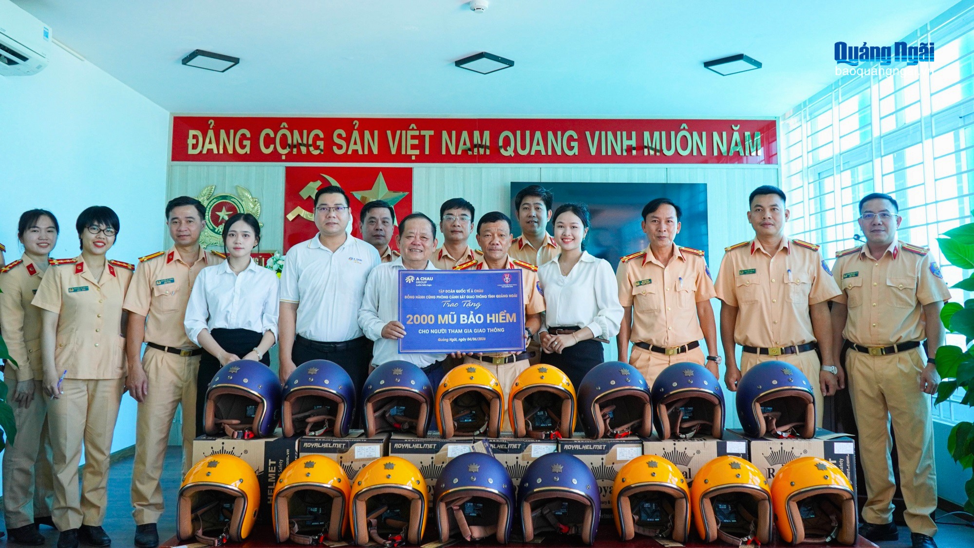 Trao 2.000 mũ bảo hiểm, lan tỏa văn hóa giao thông an toàn