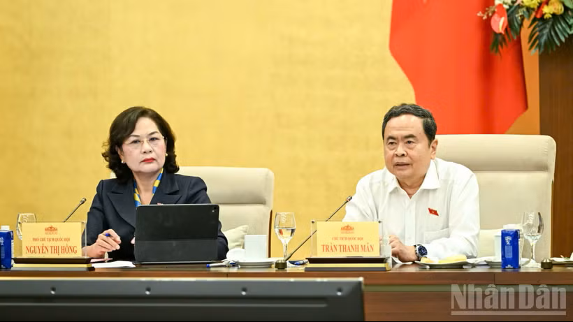 Thống nhất trình Quốc hội xem xét, quyết định các mức thuế đối với xăng, dầu