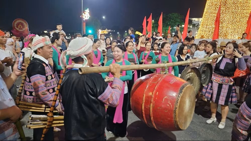 Rực rỡ sắc màu lễ hội văn hóa dân gian đường phố Việt Trì